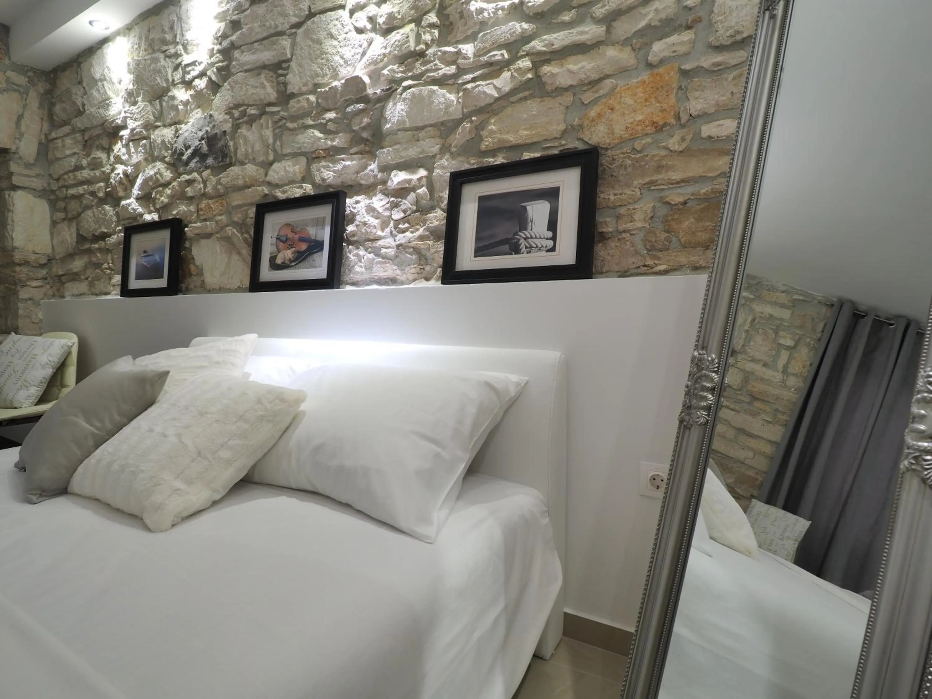 Bed in Captain Emo City Apartments