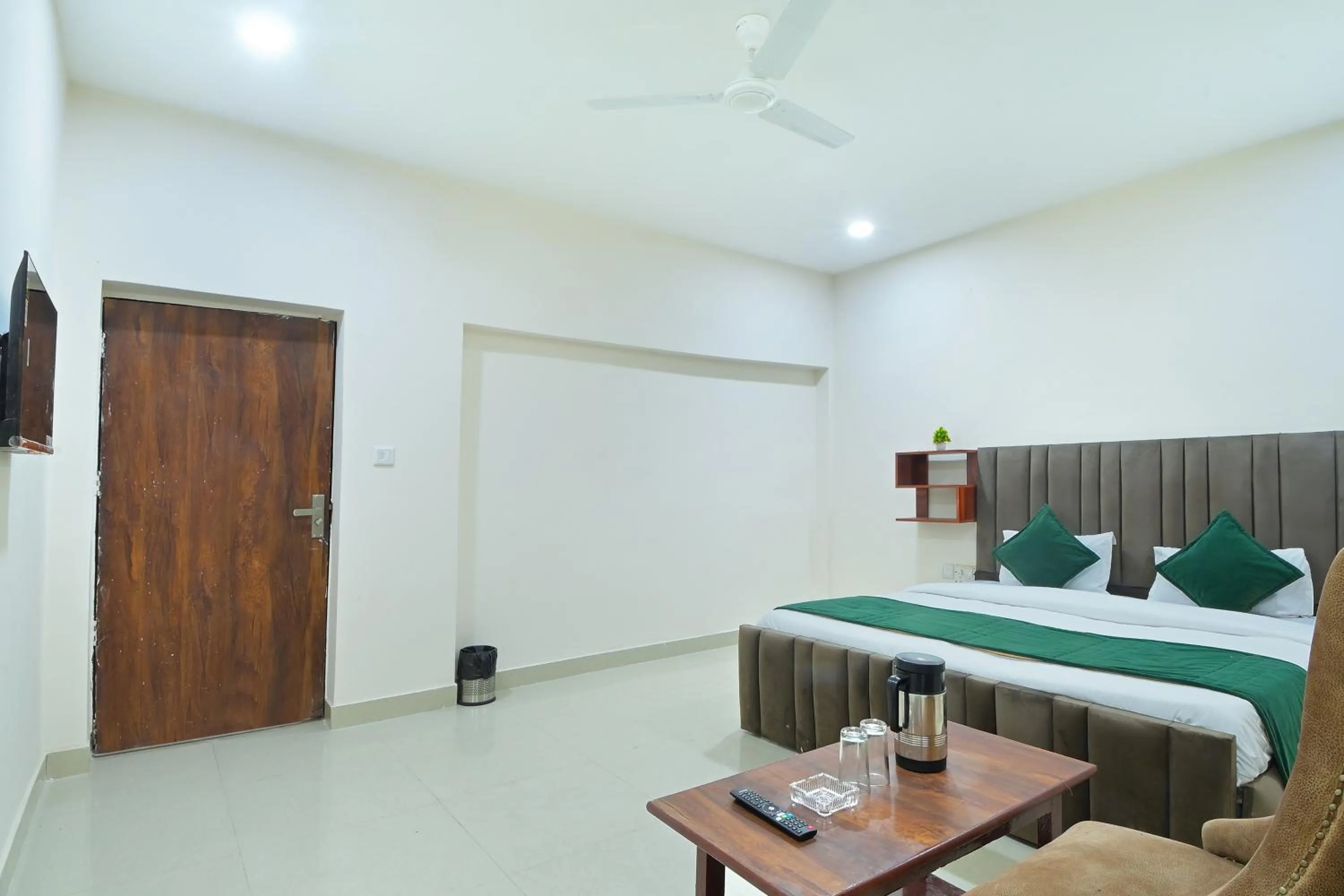 Toilet, Bed in Hotel Chowdhry-New Delhi Railway Station-2 minutes walk