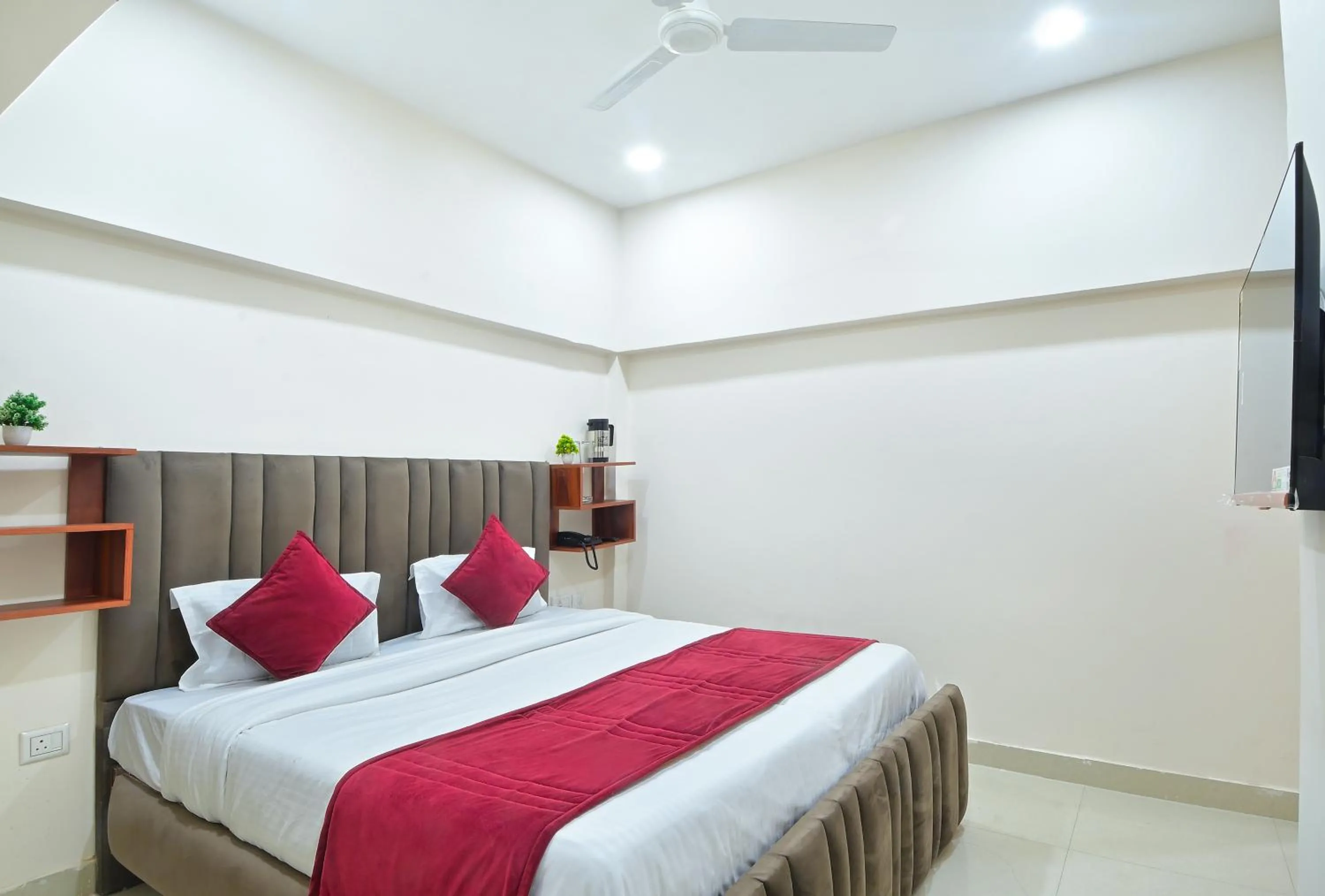 Toilet, Bed in Hotel Chowdhry-New Delhi Railway Station-2 minutes walk