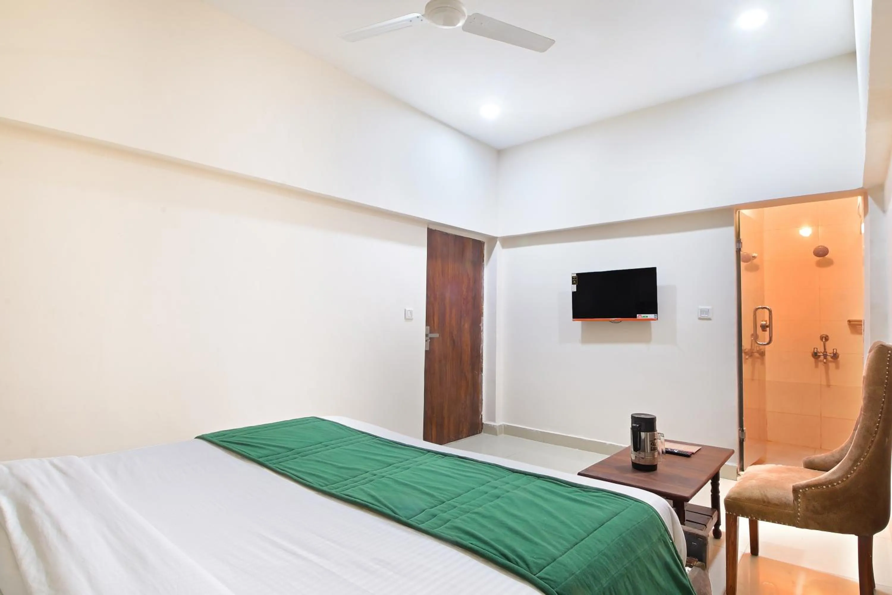 Shower, Bed in Hotel Chowdhry-New Delhi Railway Station-2 minutes walk