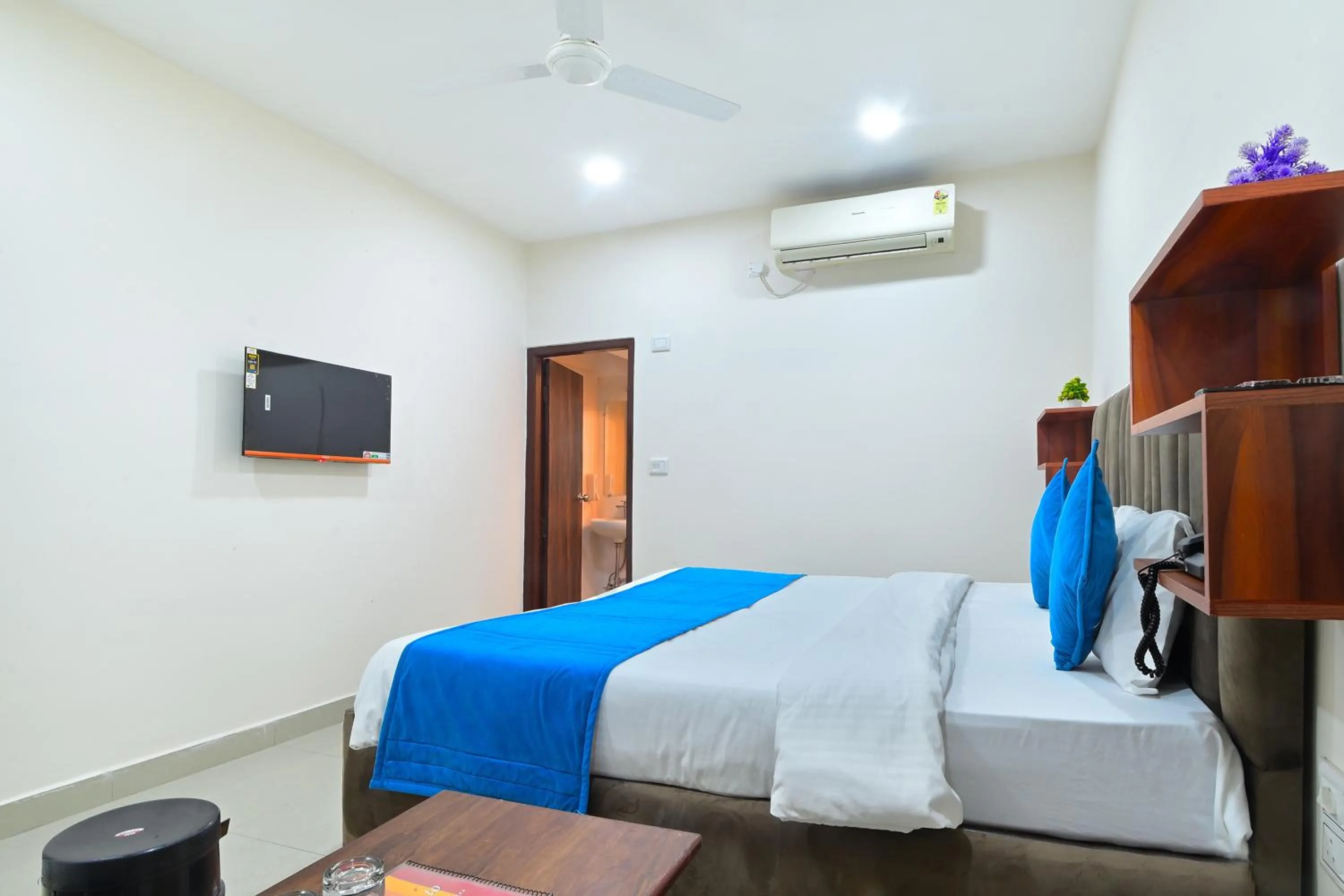 Shower, Bed in Hotel Chowdhry-New Delhi Railway Station-2 minutes walk