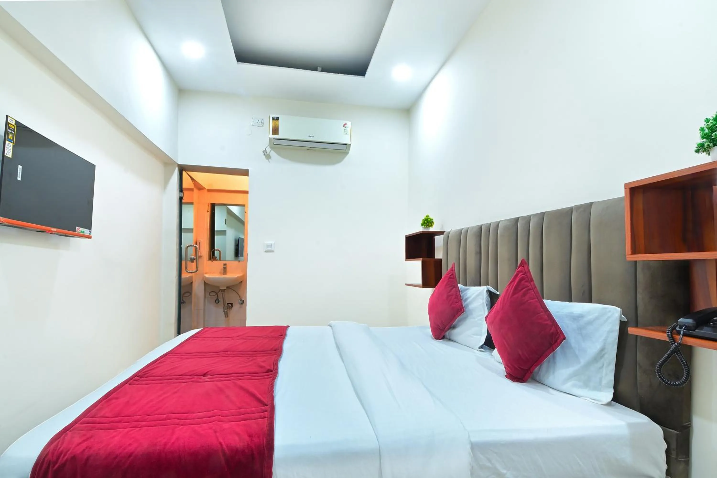 Toilet, Bed in Hotel Chowdhry-New Delhi Railway Station-2 minutes walk