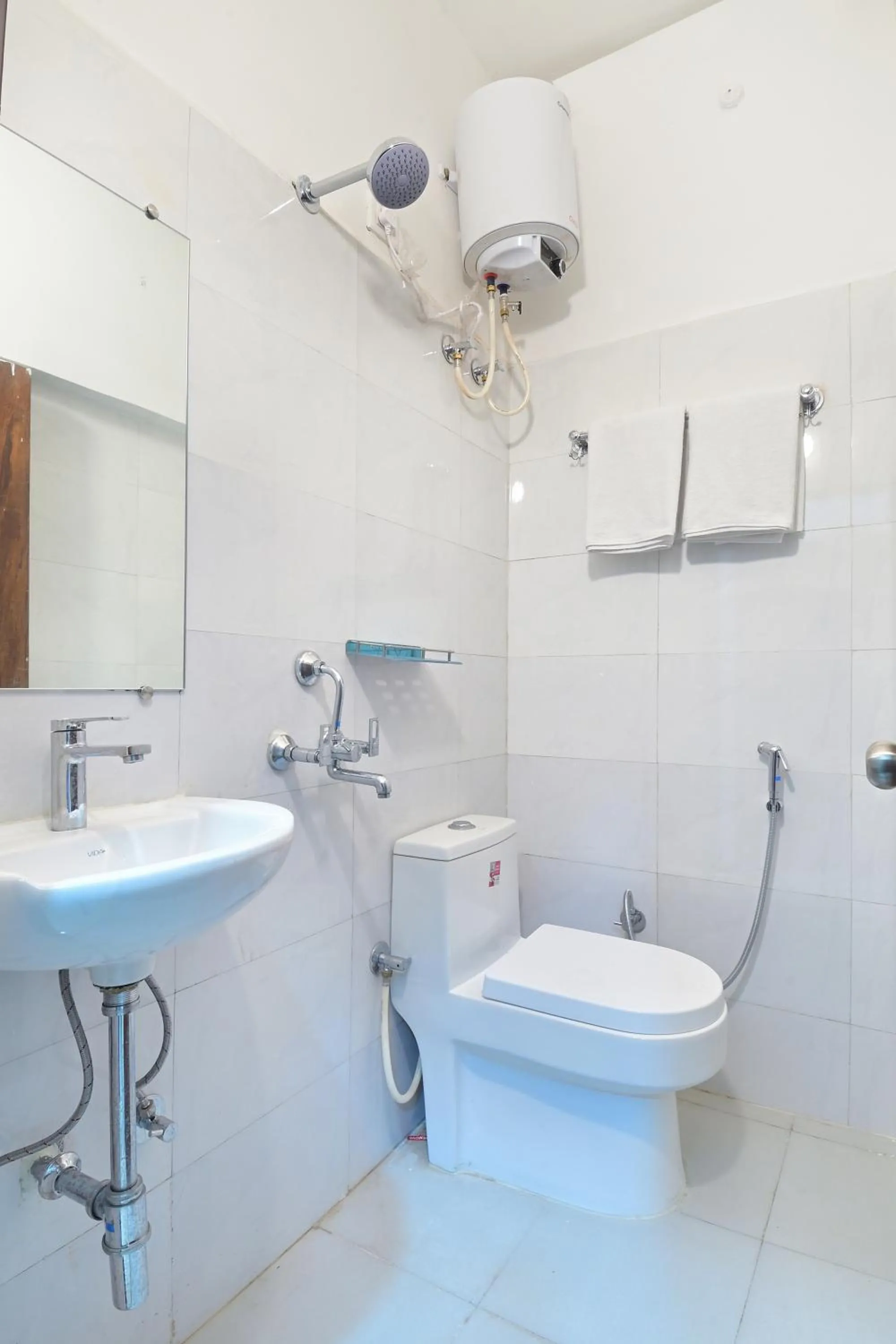 Shower in Hotel Chowdhry-New Delhi Railway Station-2 minutes walk