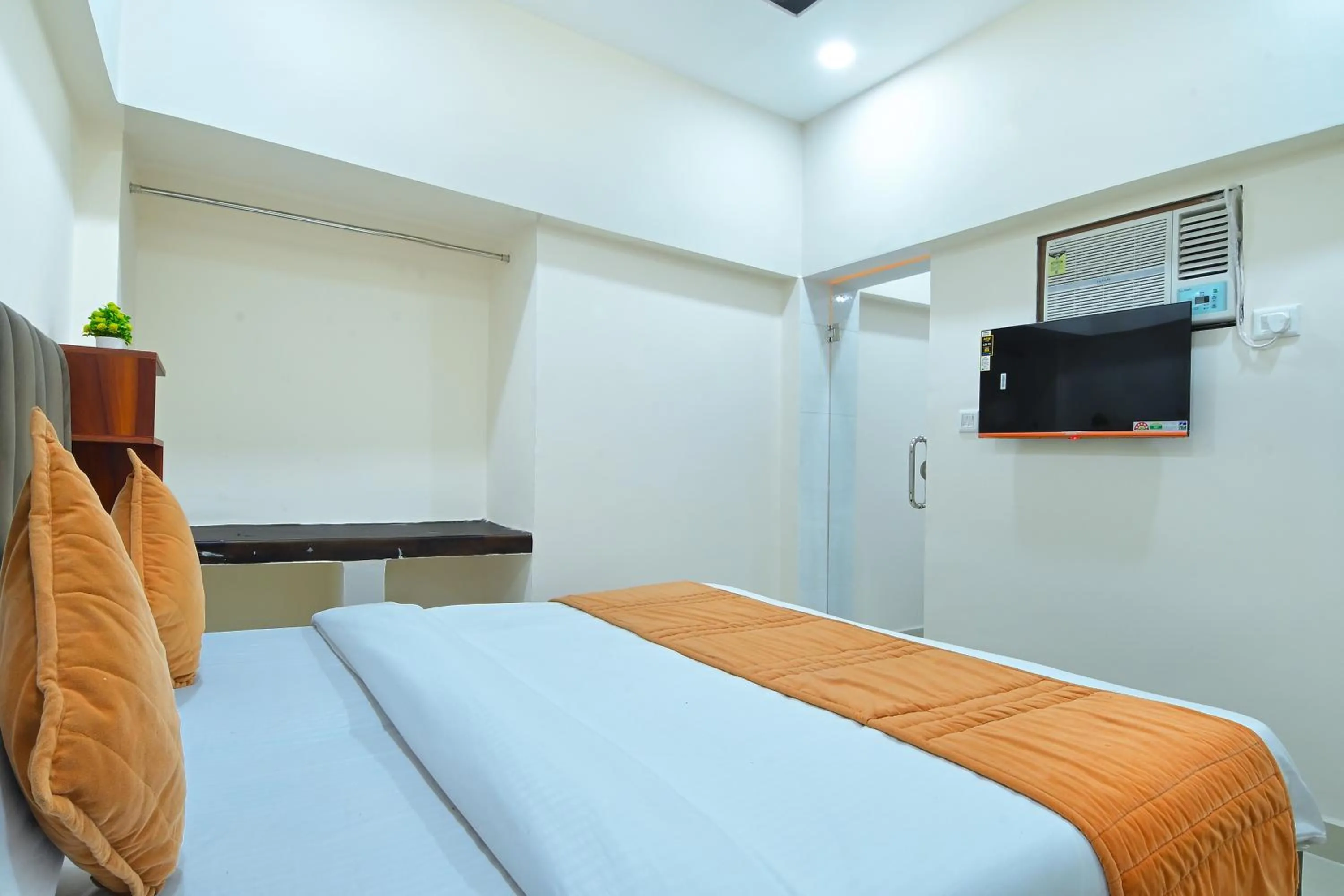 Toilet, Bed in Hotel Chowdhry-New Delhi Railway Station-2 minutes walk