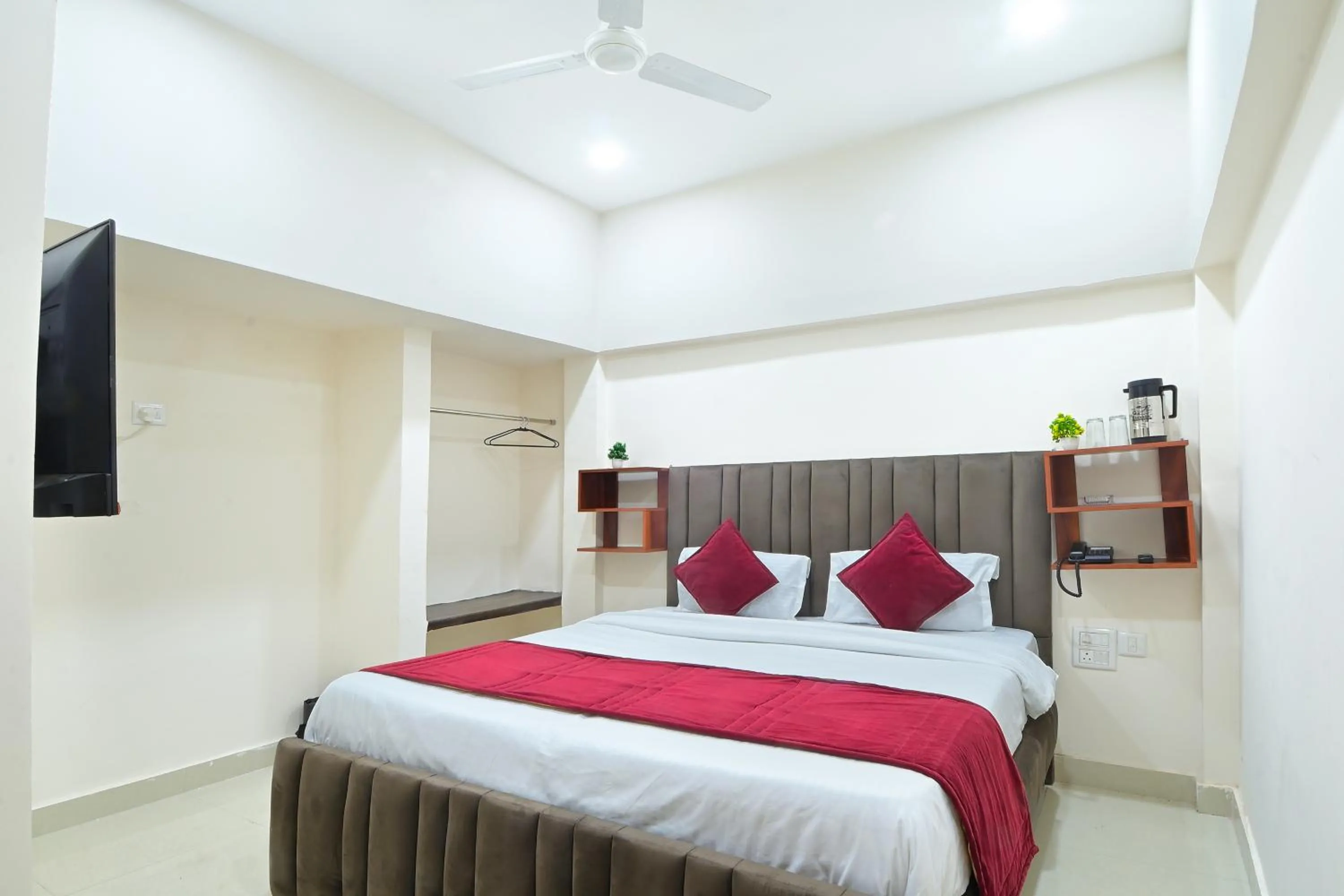 Toilet, Bed in Hotel Chowdhry-New Delhi Railway Station-2 minutes walk