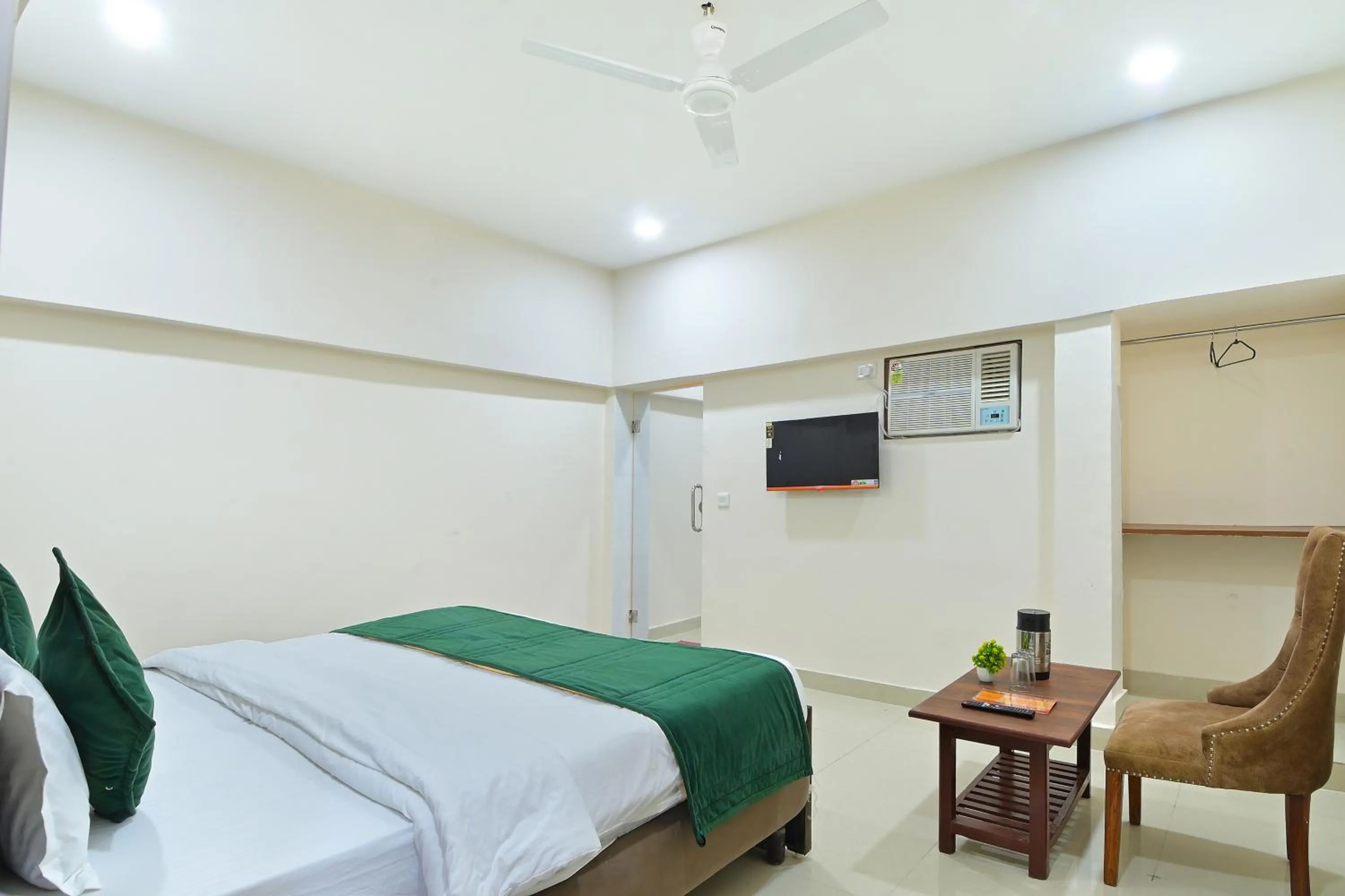 Shower, Bed in Hotel Chowdhry-New Delhi Railway Station-2 minutes walk