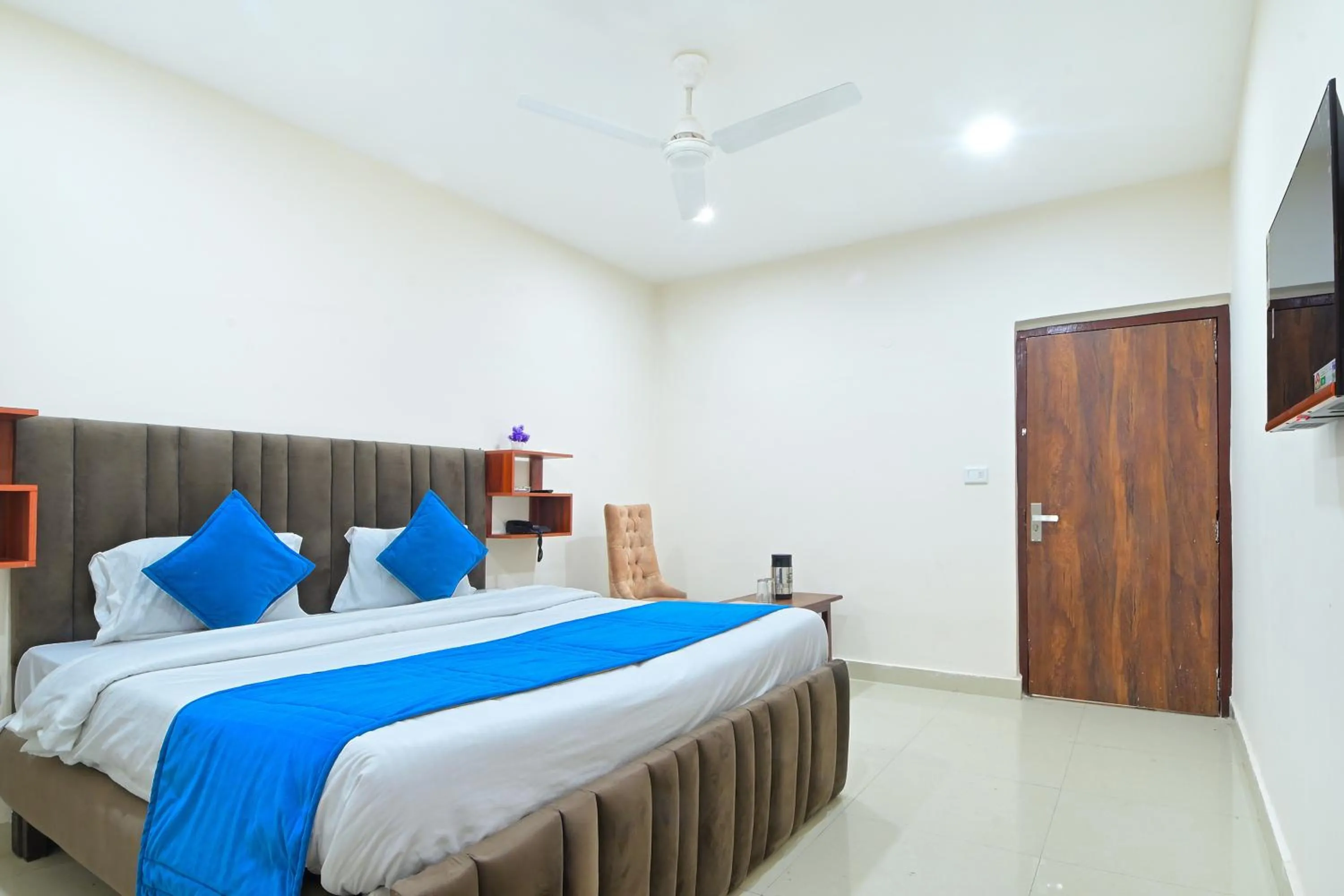 Toilet, Bed in Hotel Chowdhry-New Delhi Railway Station-2 minutes walk