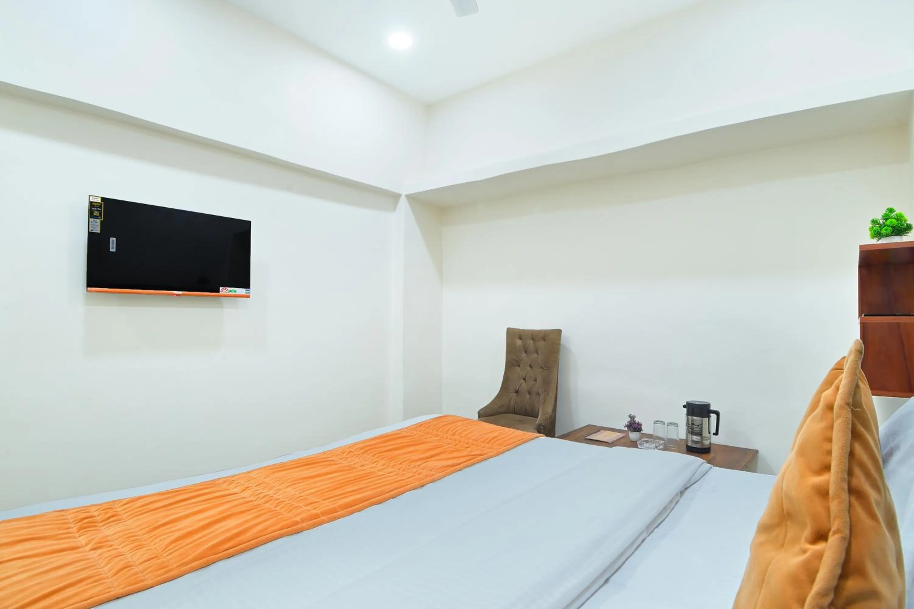Shower, Bed in Hotel Chowdhry-New Delhi Railway Station-2 minutes walk