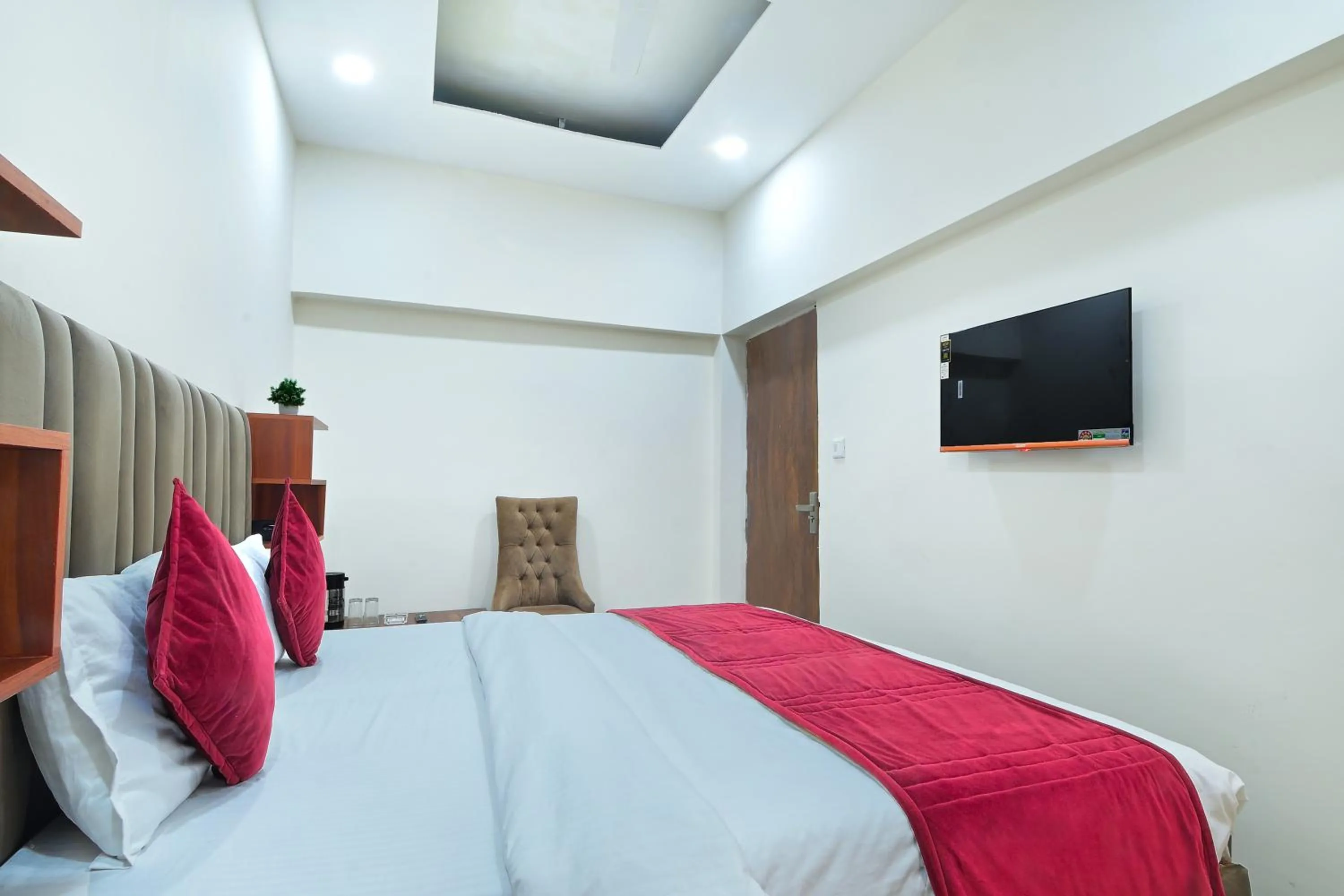 Shower, Bed in Hotel Chowdhry-New Delhi Railway Station-2 minutes walk
