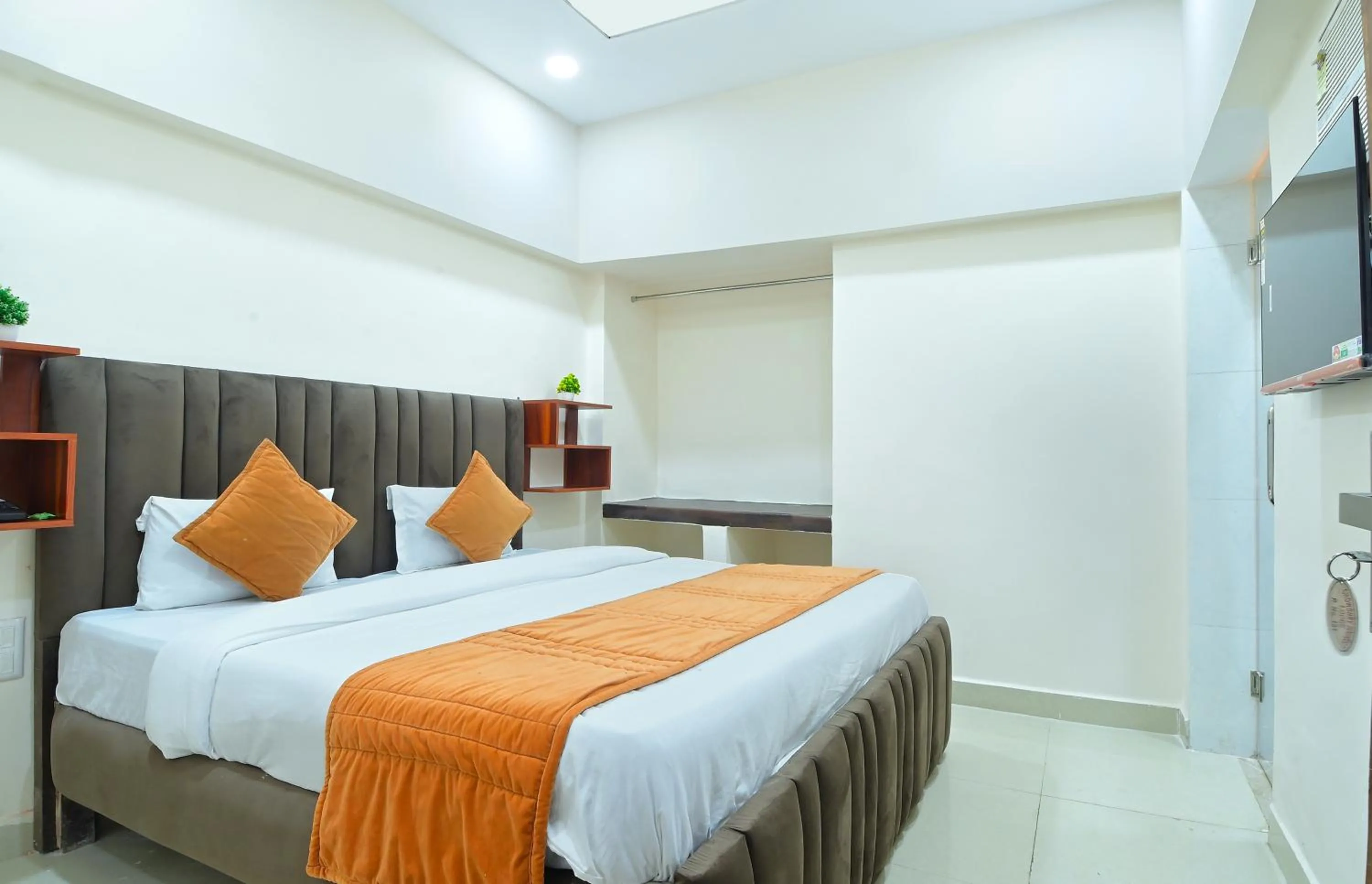 Bed in Hotel Chowdhry-New Delhi Railway Station-2 minutes walk