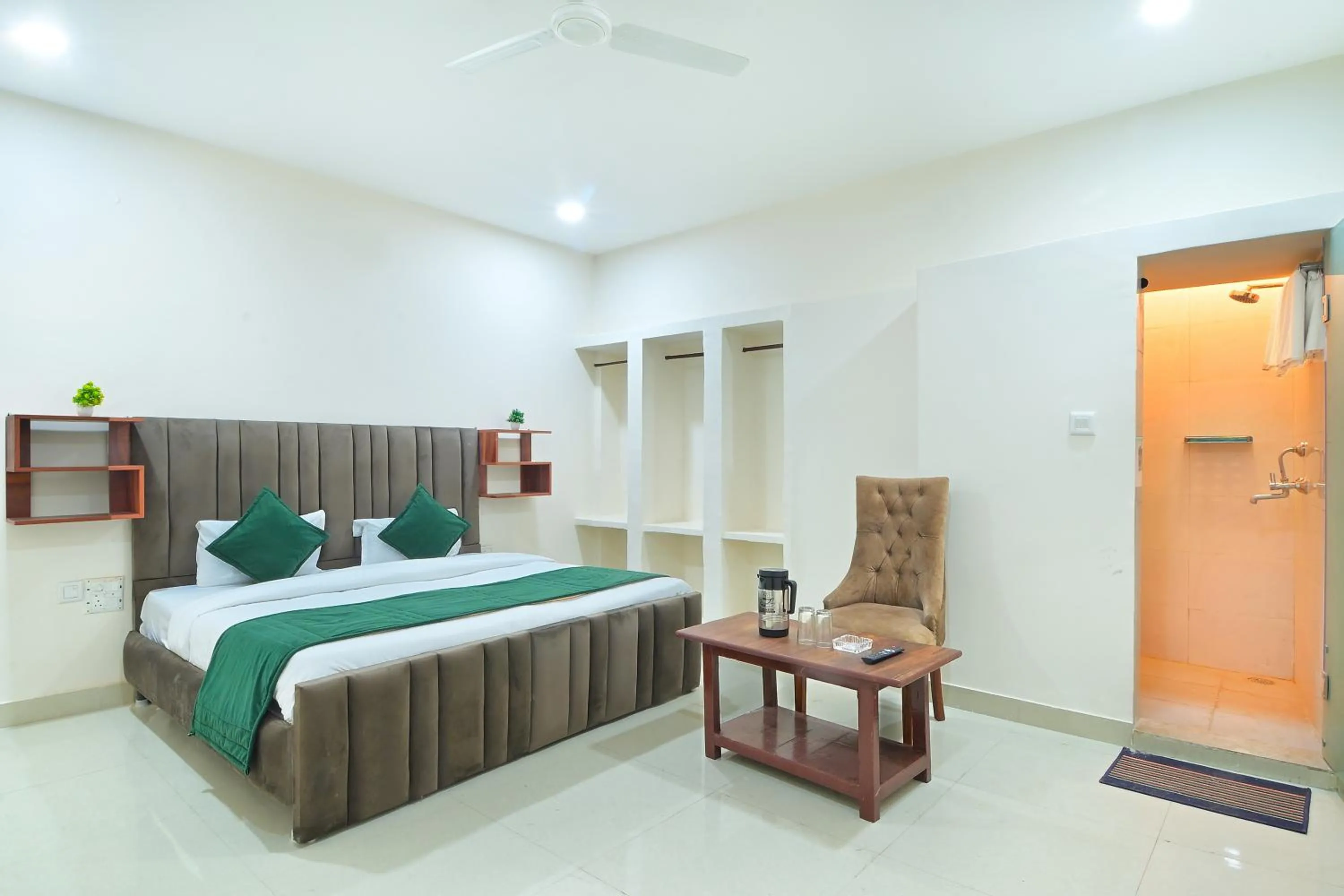 Shower, Bed in Hotel Chowdhry-New Delhi Railway Station-2 minutes walk