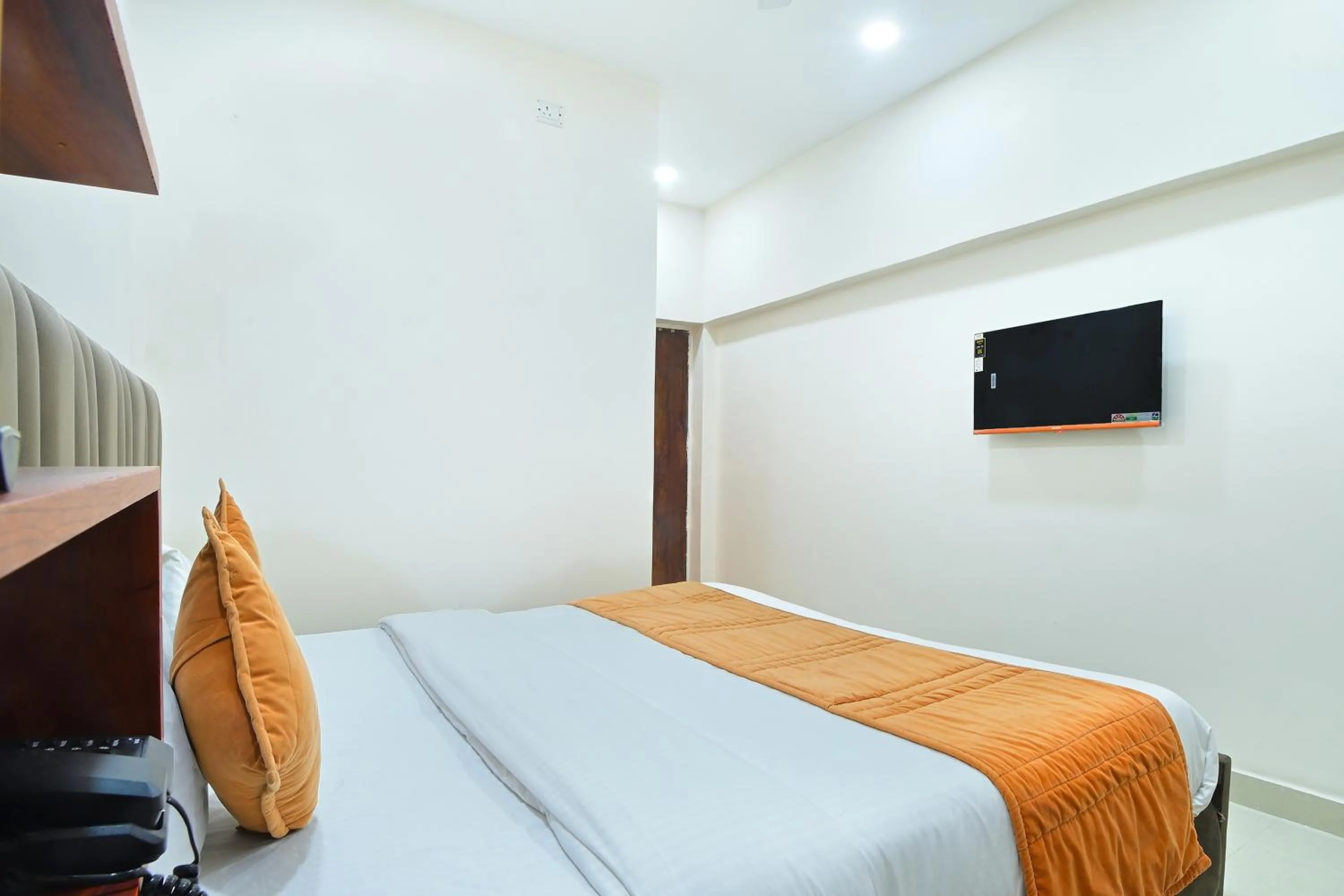 Shower, Bed in Hotel Chowdhry-New Delhi Railway Station-2 minutes walk