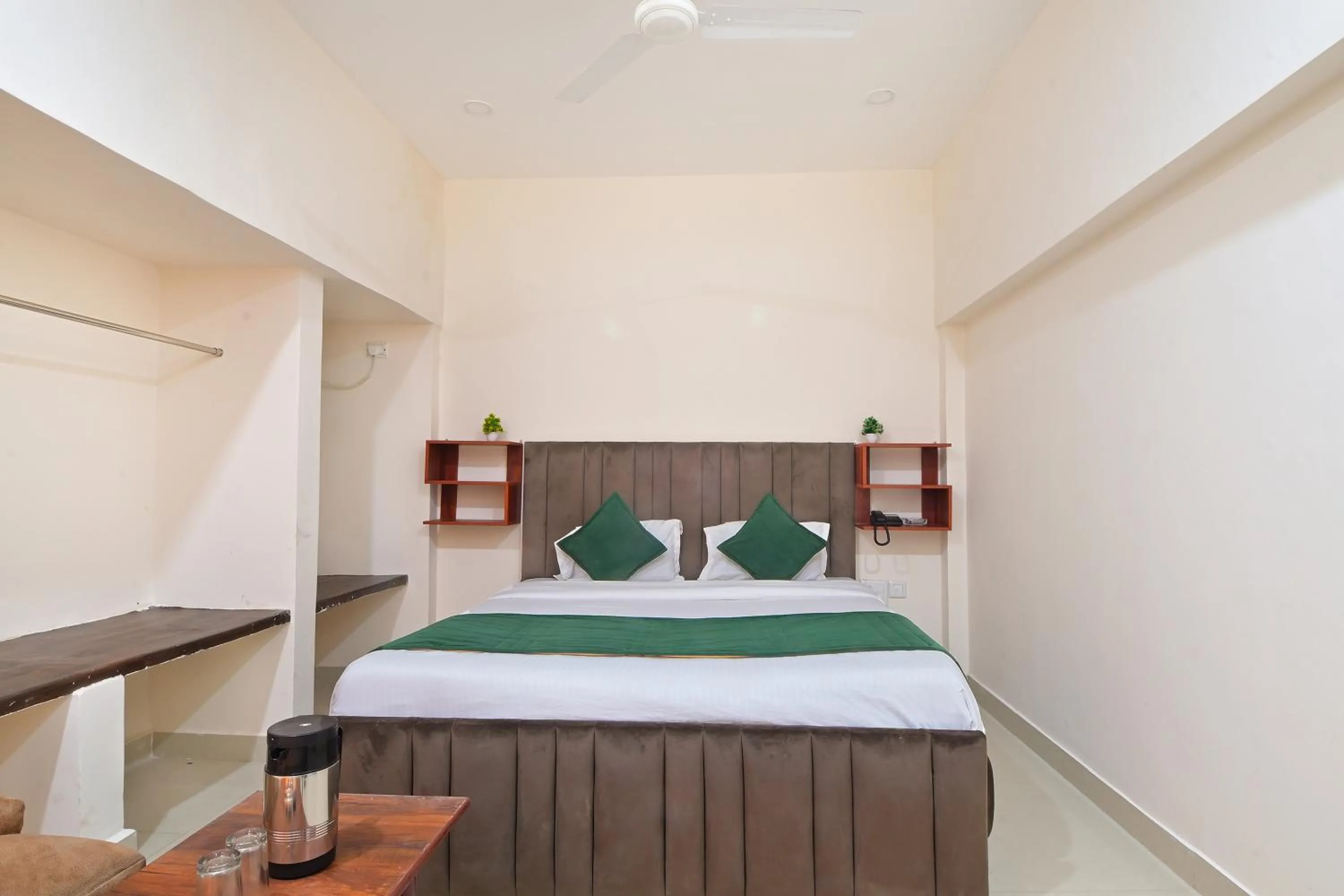 Toilet, Bed in Hotel Chowdhry-New Delhi Railway Station-2 minutes walk