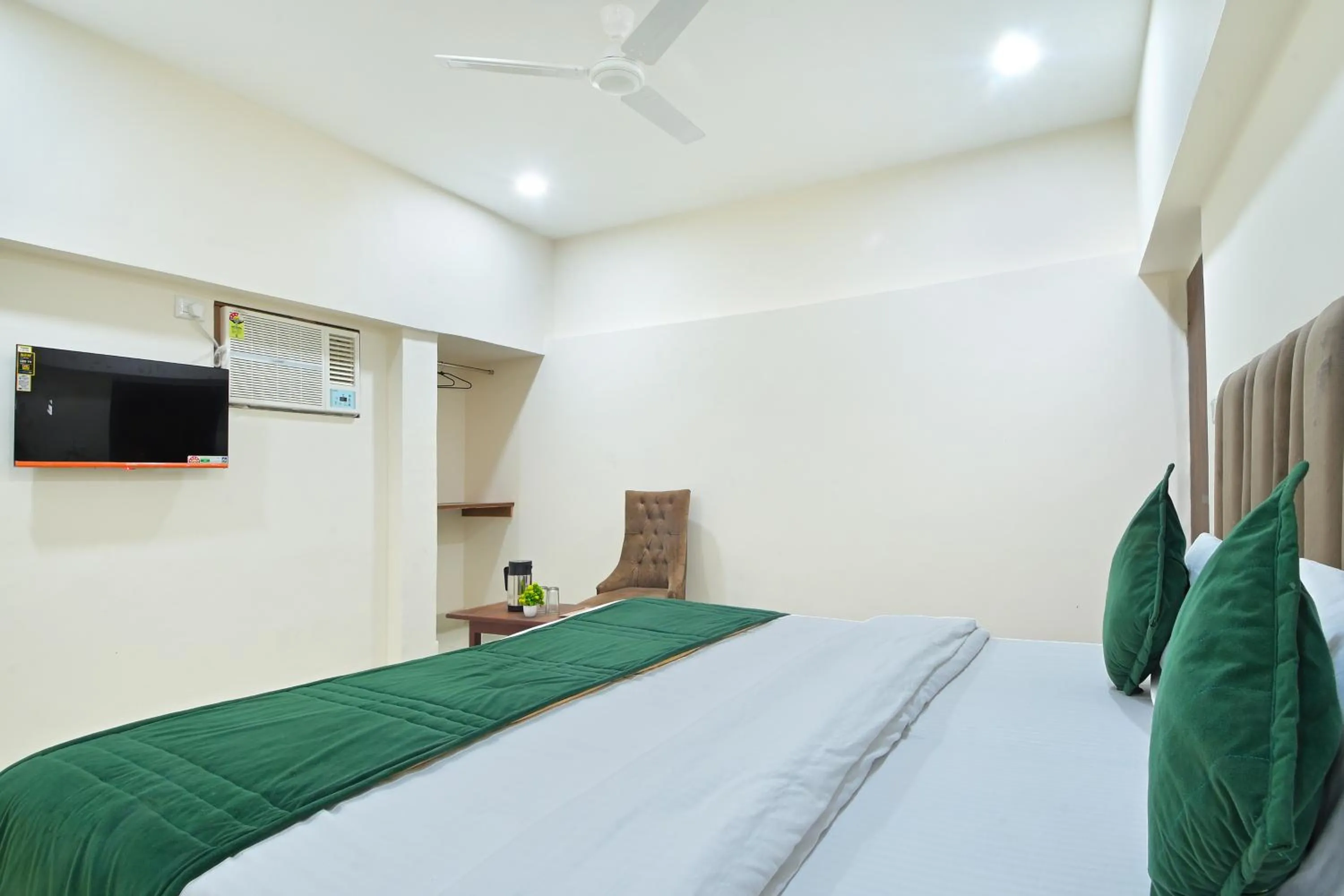 Shower, Bed in Hotel Chowdhry-New Delhi Railway Station-2 minutes walk