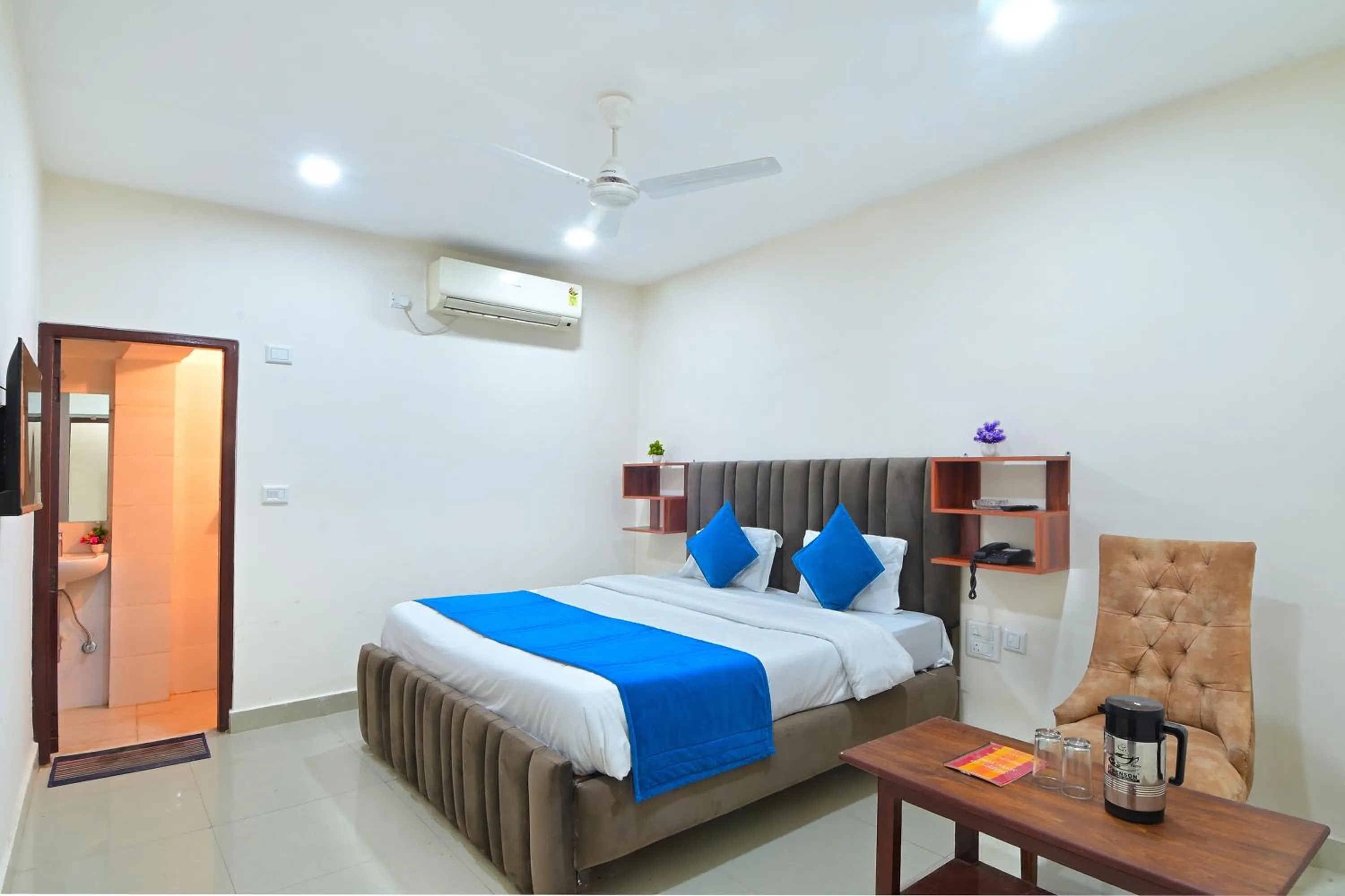 Bed in Hotel Chowdhry-New Delhi Railway Station-2 minutes walk