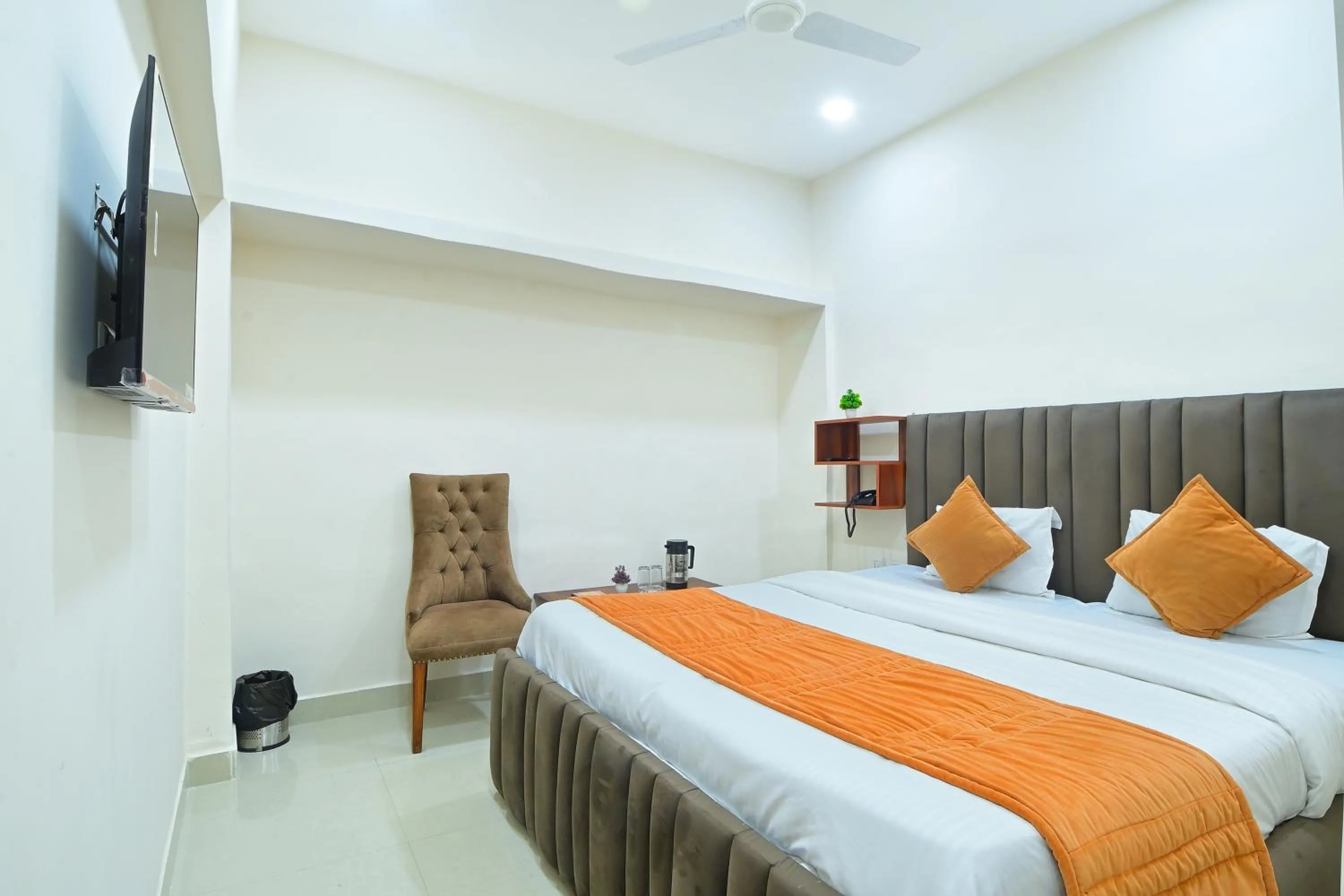 Toilet, Bed in Hotel Chowdhry-New Delhi Railway Station-2 minutes walk