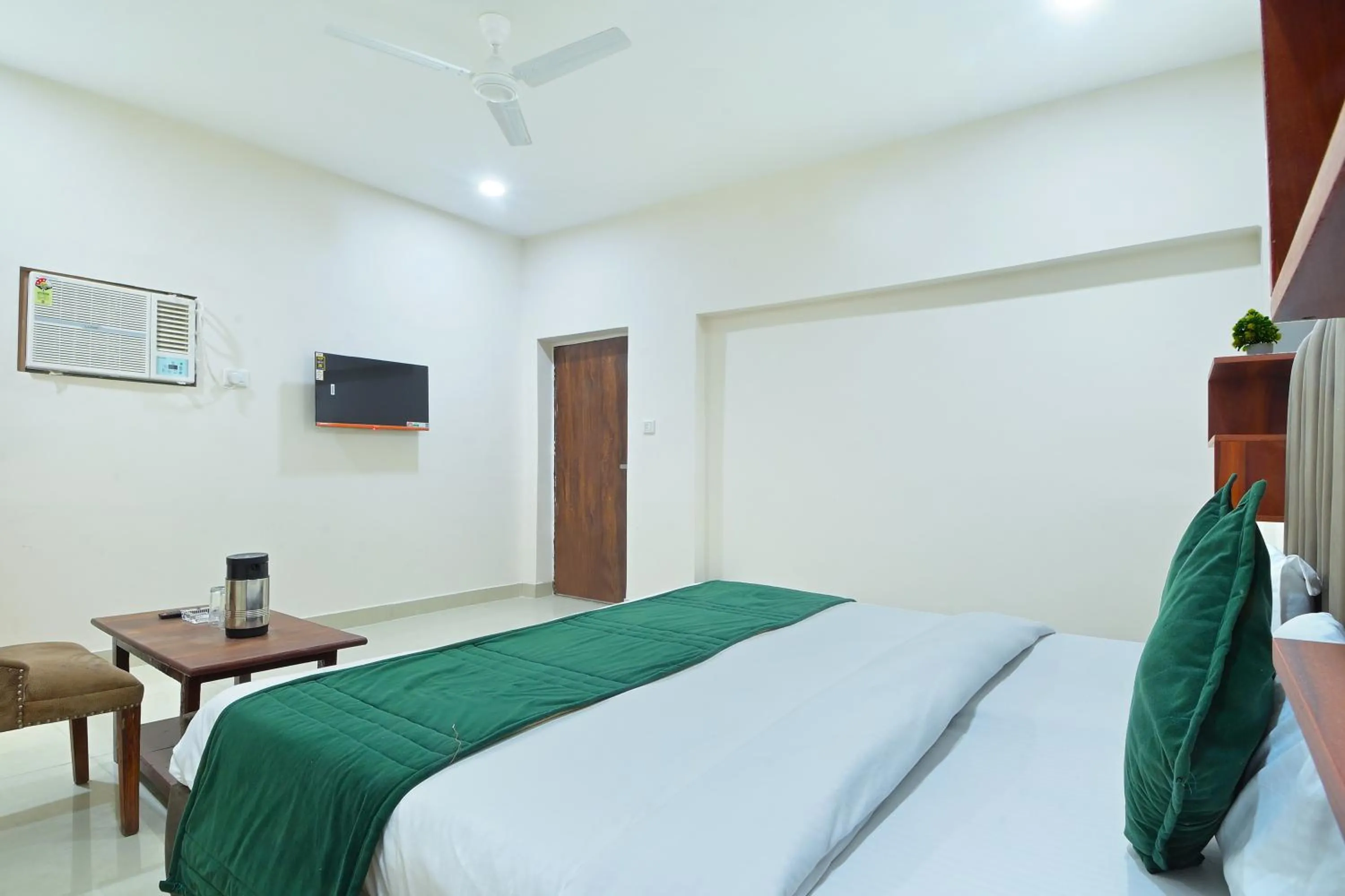 Shower, Bed in Hotel Chowdhry-New Delhi Railway Station-2 minutes walk