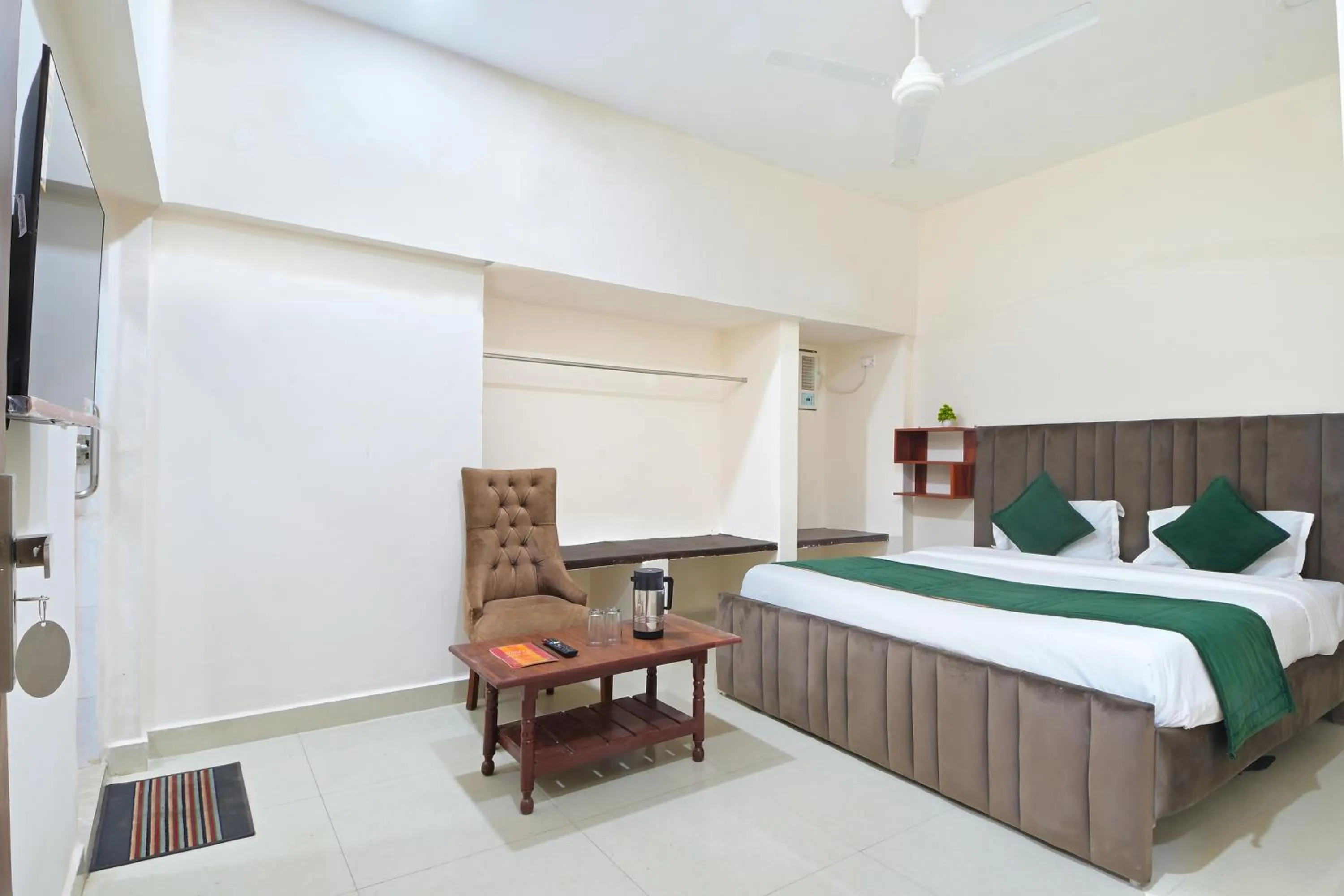 Shower, Bed in Hotel Chowdhry-New Delhi Railway Station-2 minutes walk