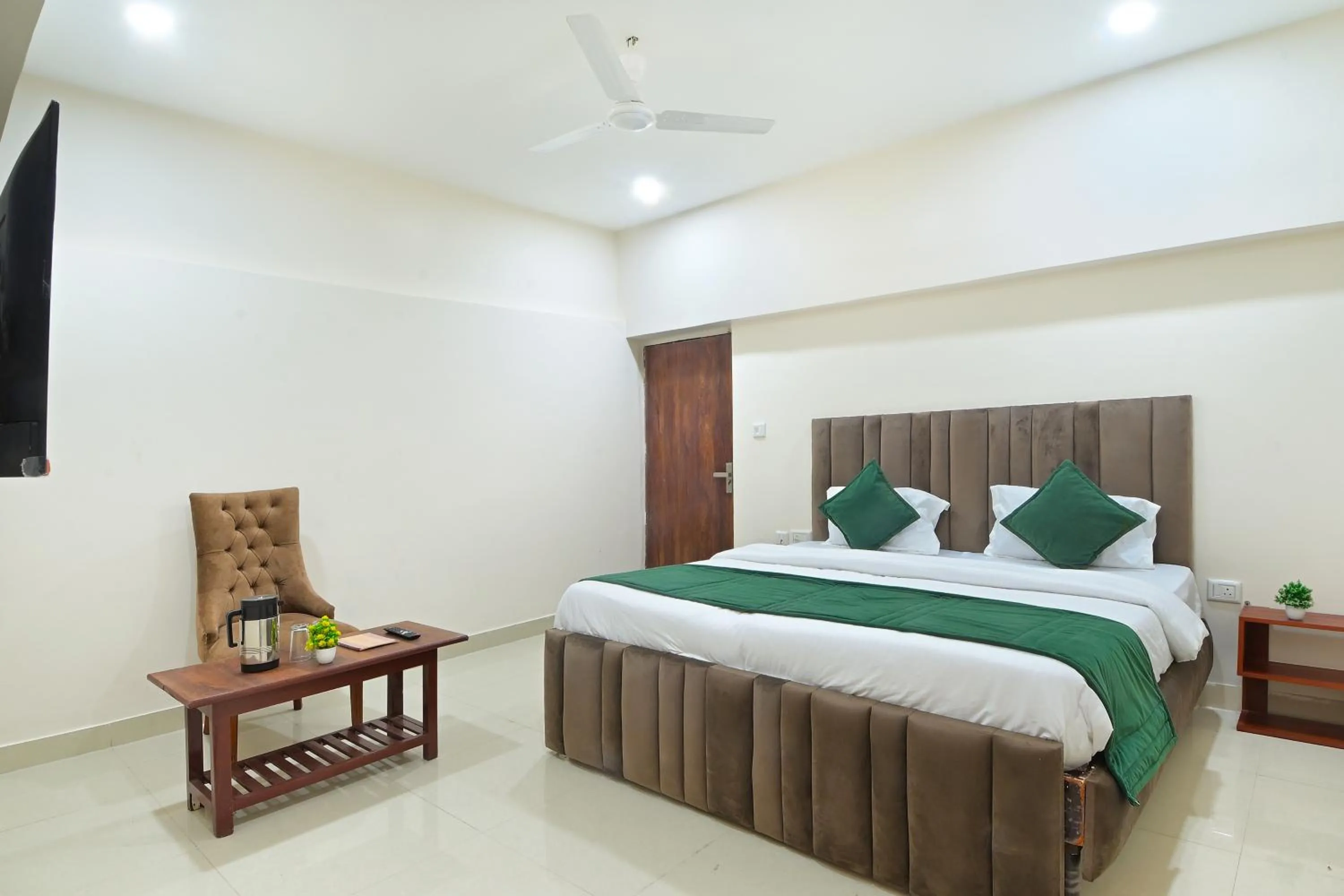 Bed in Hotel Chowdhry-New Delhi Railway Station-2 minutes walk