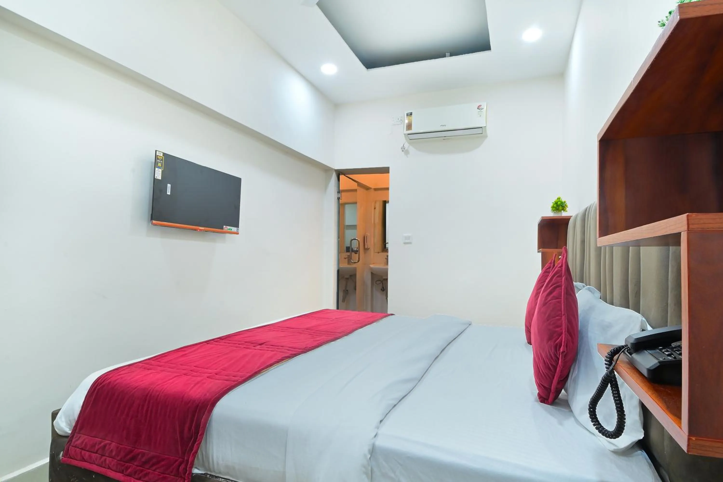 Toilet, Bed in Hotel Chowdhry-New Delhi Railway Station-2 minutes walk