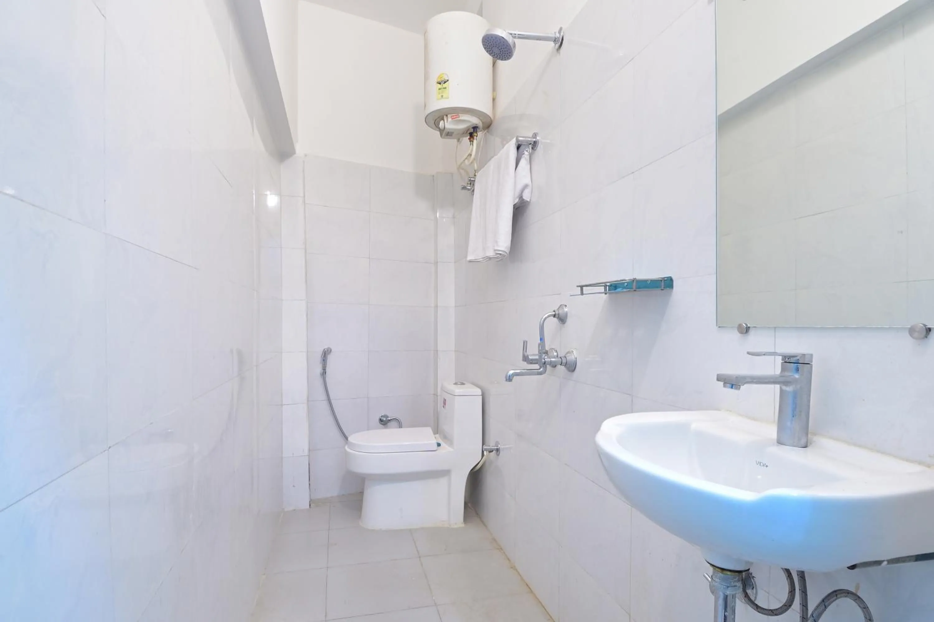Shower in Hotel Chowdhry-New Delhi Railway Station-2 minutes walk