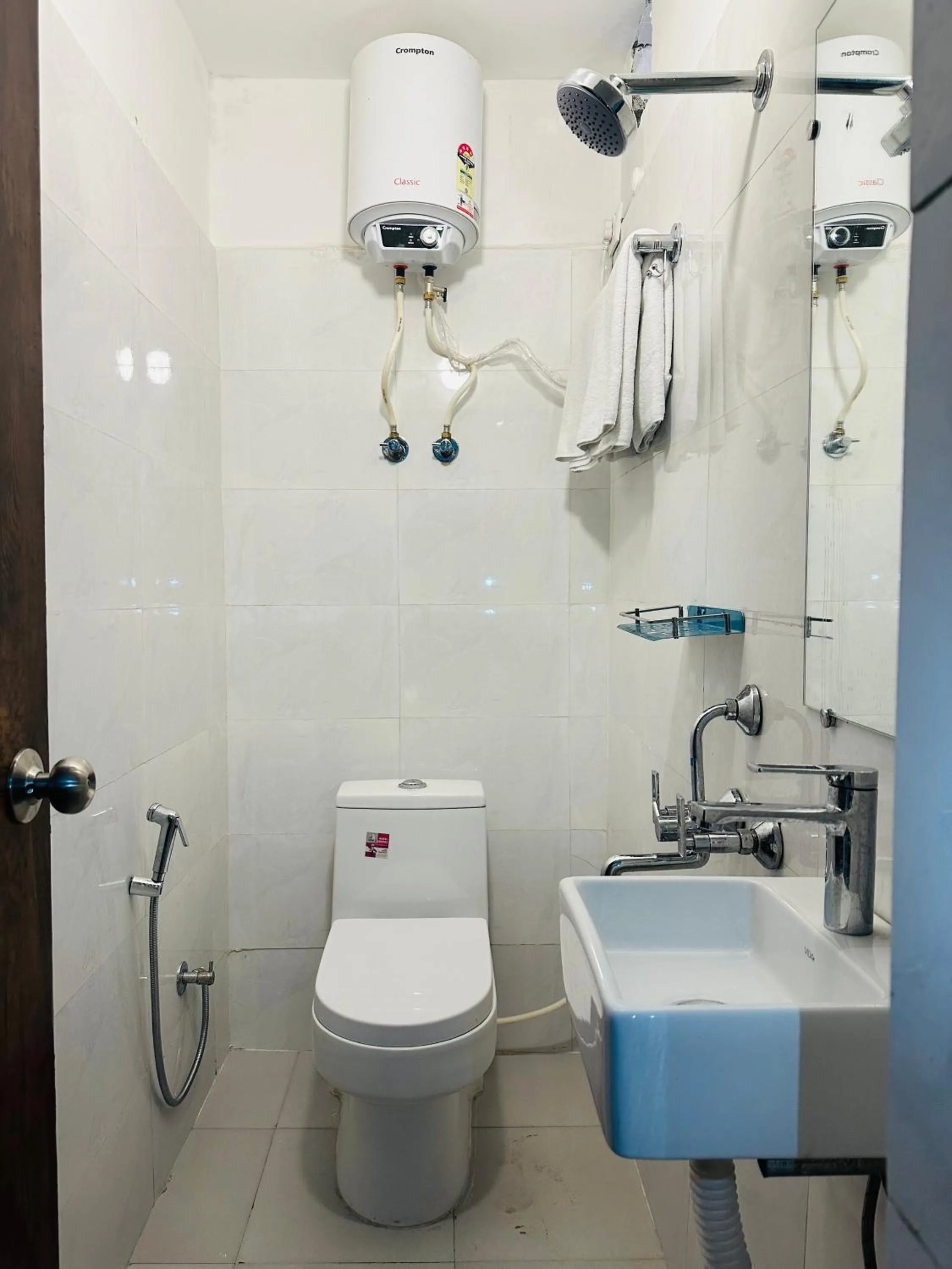 Bathroom in Hotel Chowdhry-New Delhi Railway Station-2 minutes walk