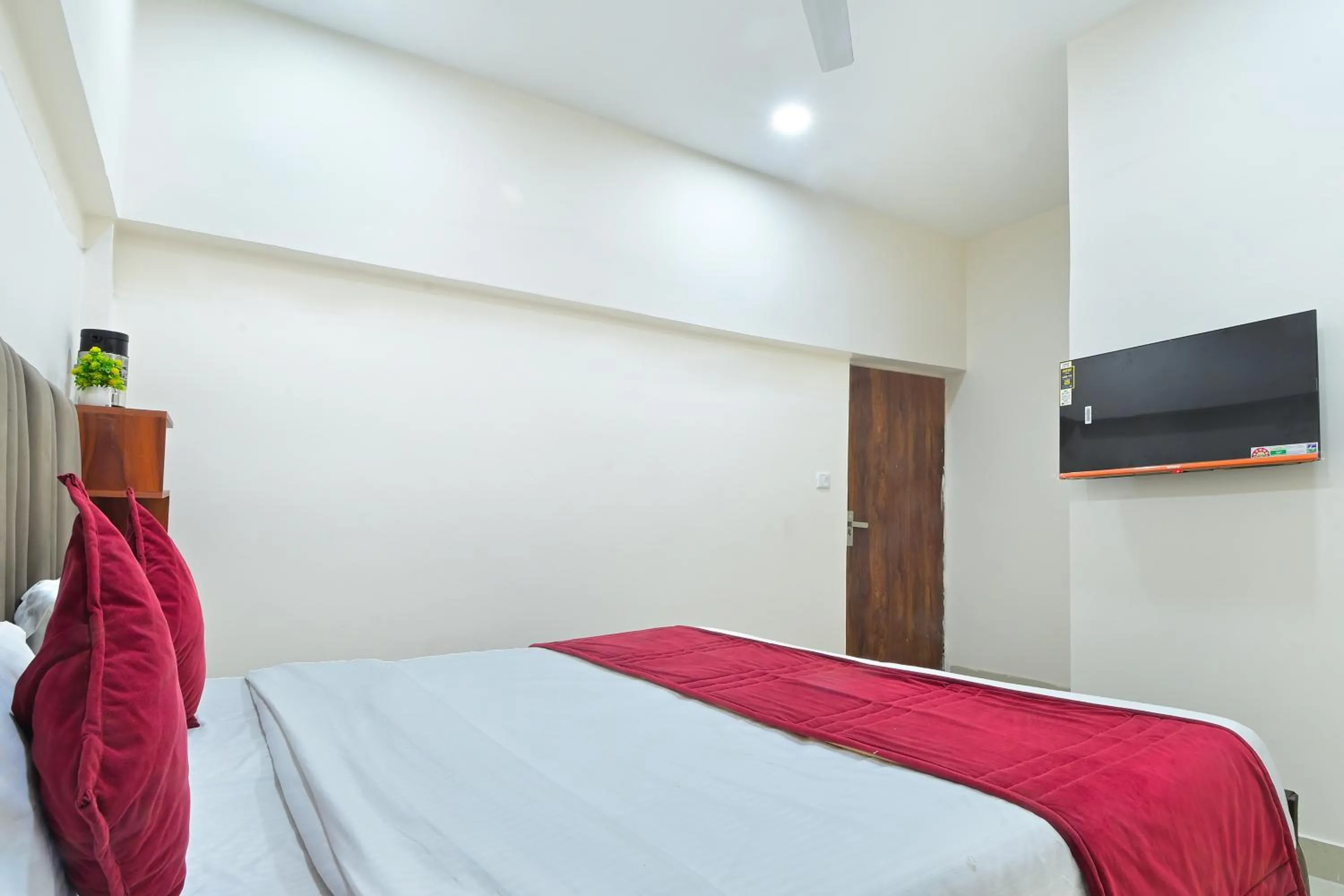 Shower, Bed in Hotel Chowdhry-New Delhi Railway Station-2 minutes walk