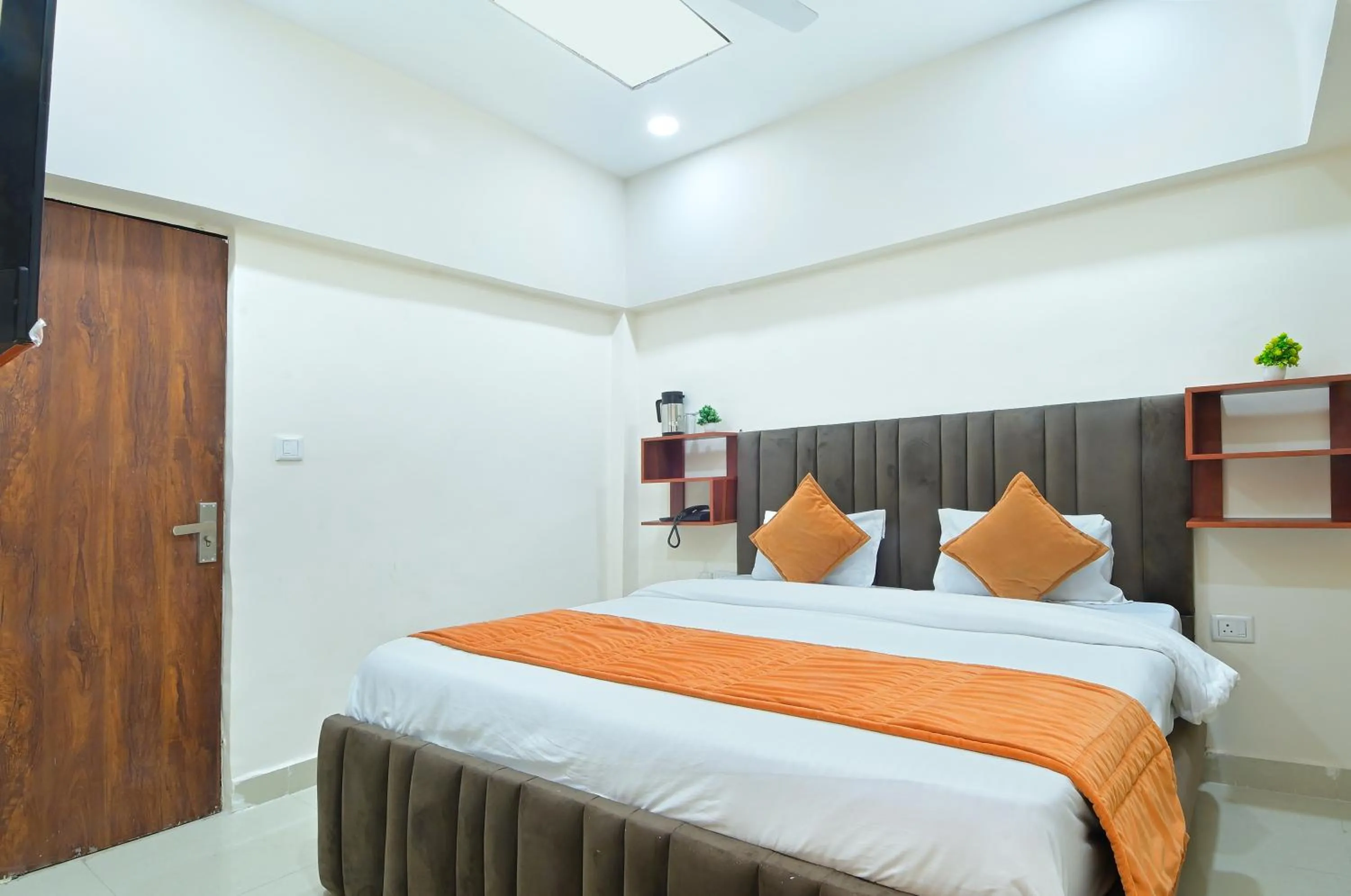 Toilet, Bed in Hotel Chowdhry-New Delhi Railway Station-2 minutes walk