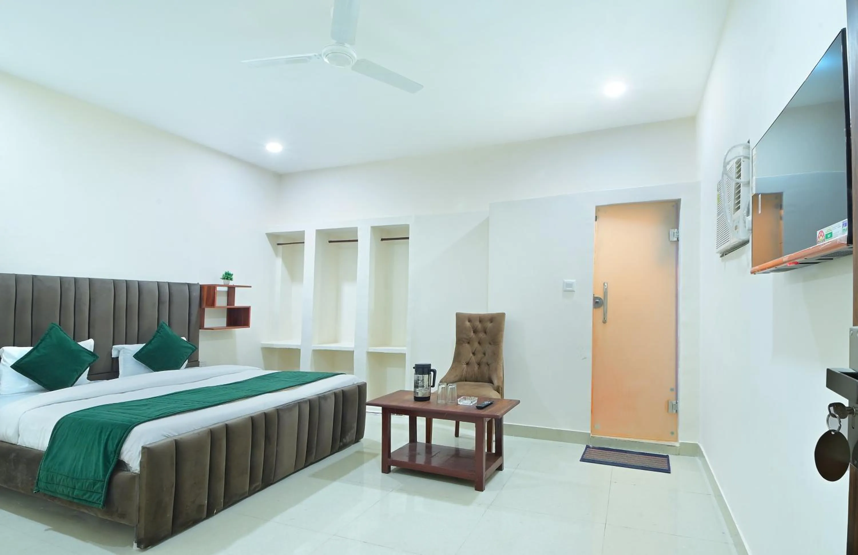Shower, Bed in Hotel Chowdhry-New Delhi Railway Station-2 minutes walk