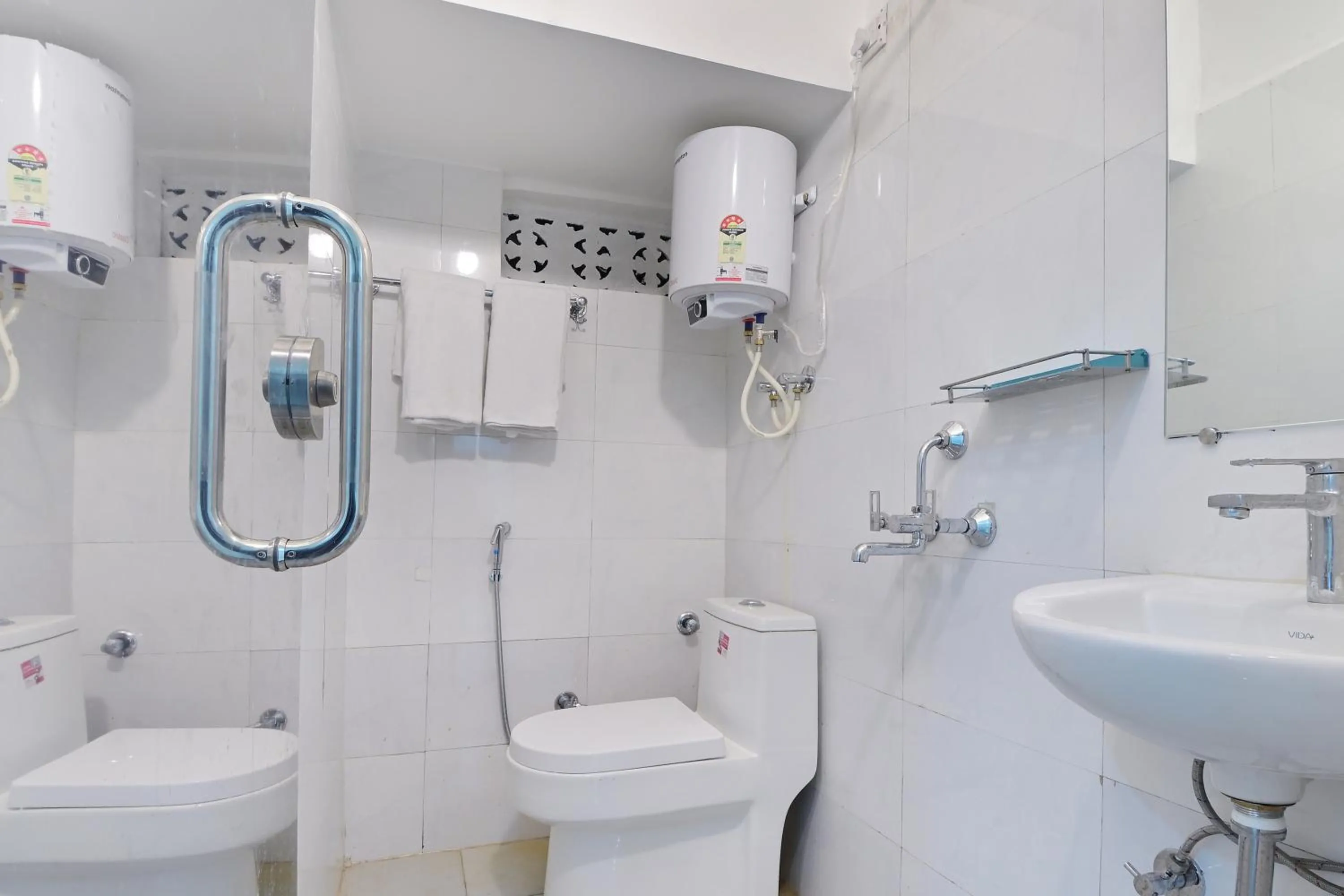Shower in Hotel Chowdhry-New Delhi Railway Station-2 minutes walk