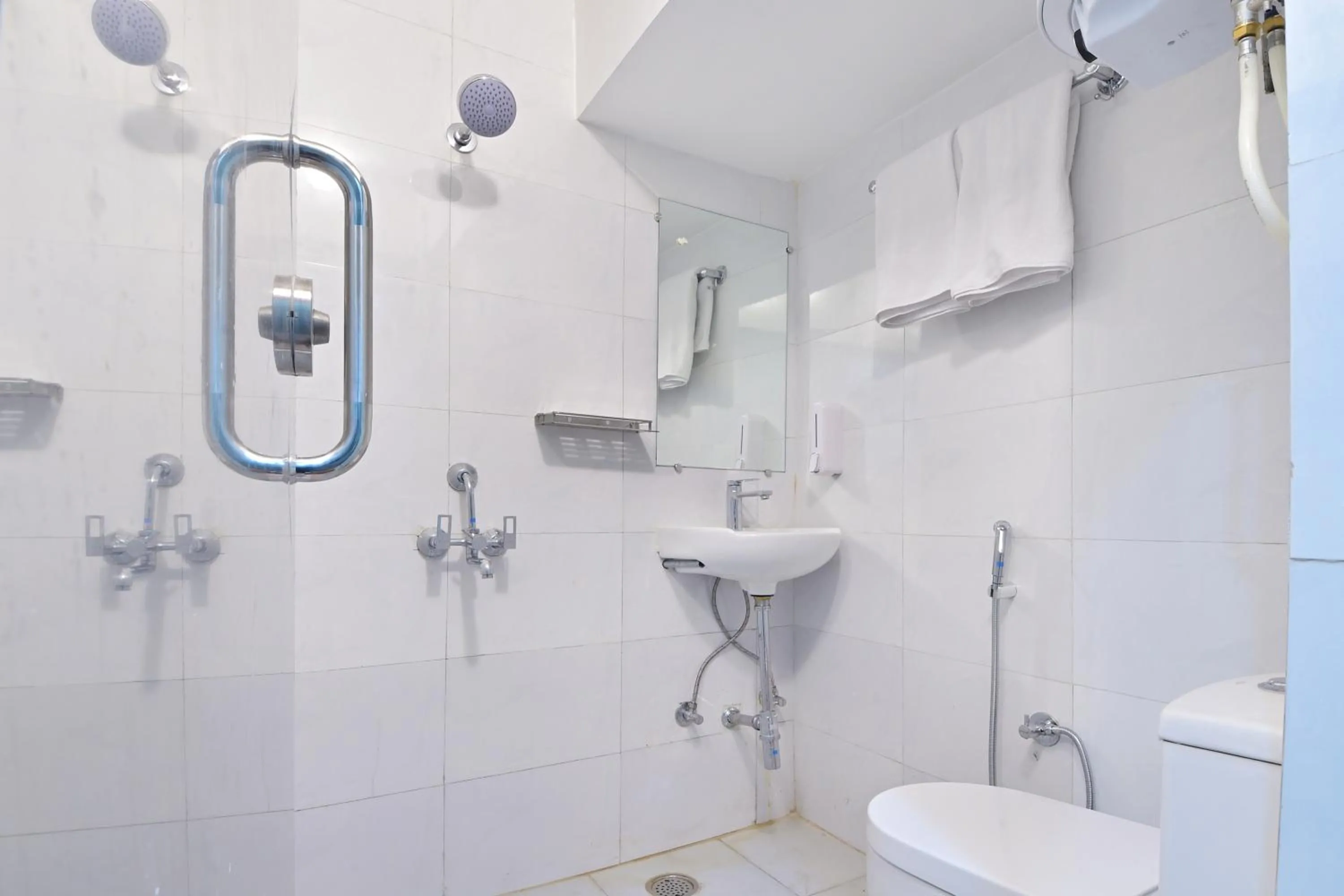 Shower in Hotel Chowdhry-New Delhi Railway Station-2 minutes walk