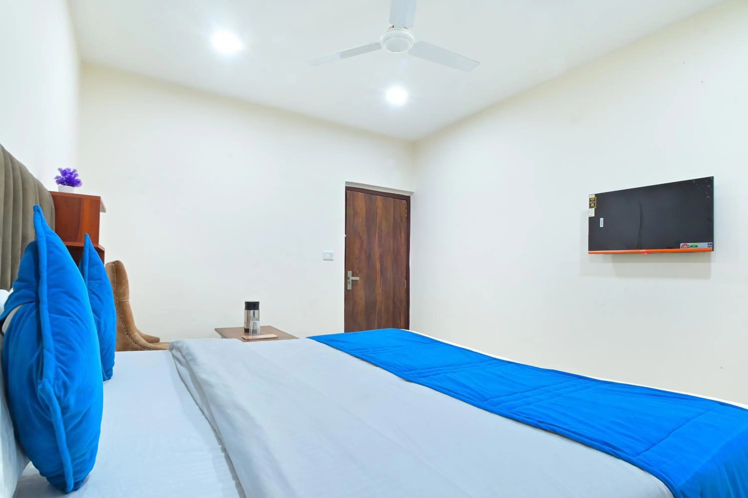 Shower, Bed in Hotel Chowdhry-New Delhi Railway Station-2 minutes walk