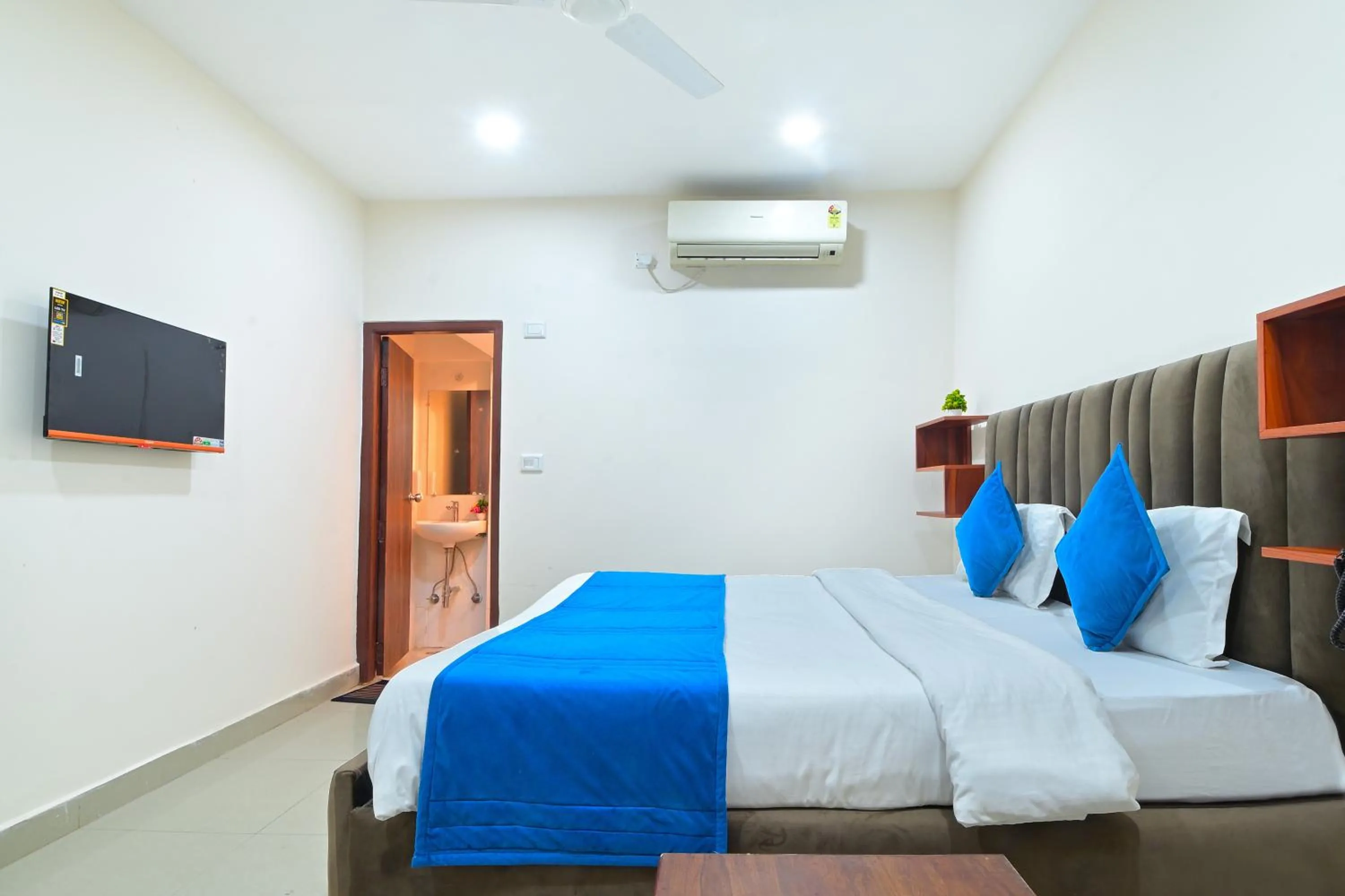 Toilet, Bed in Hotel Chowdhry-New Delhi Railway Station-2 minutes walk