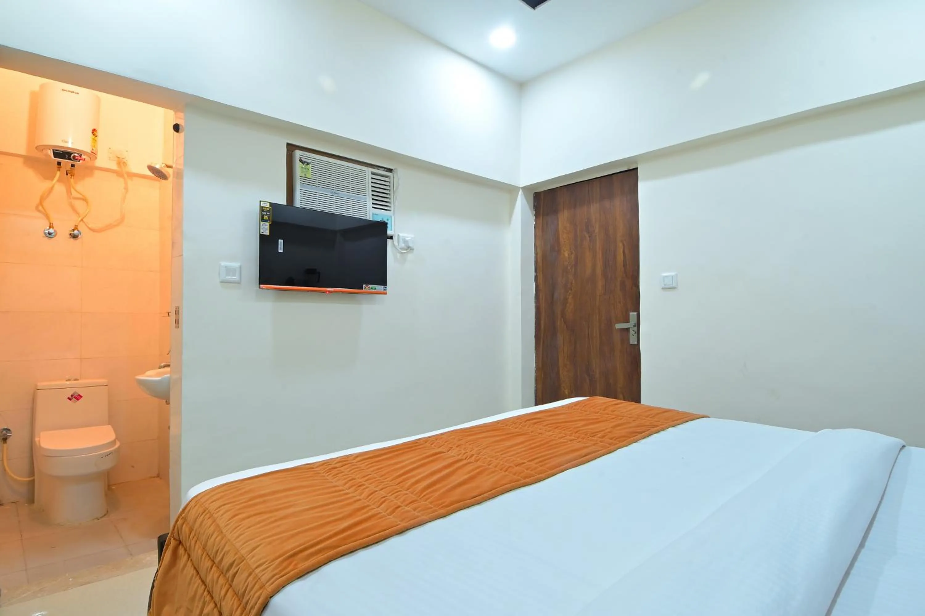 Shower, Bed in Hotel Chowdhry-New Delhi Railway Station-2 minutes walk
