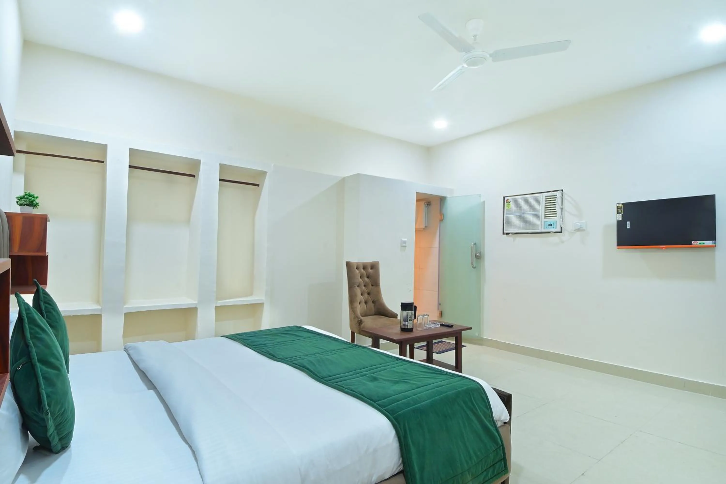 Shower, Bed in Hotel Chowdhry-New Delhi Railway Station-2 minutes walk