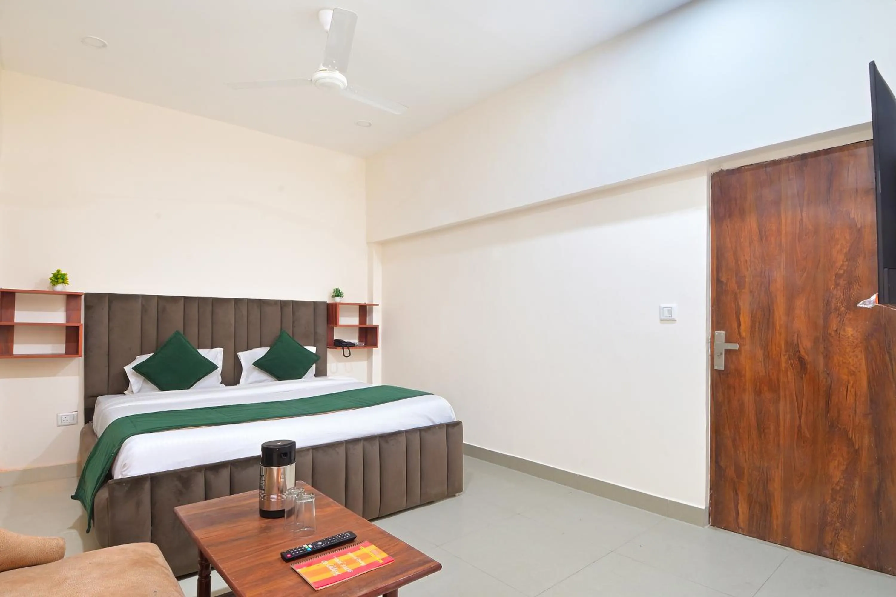 Toilet, Bed in Hotel Chowdhry-New Delhi Railway Station-2 minutes walk