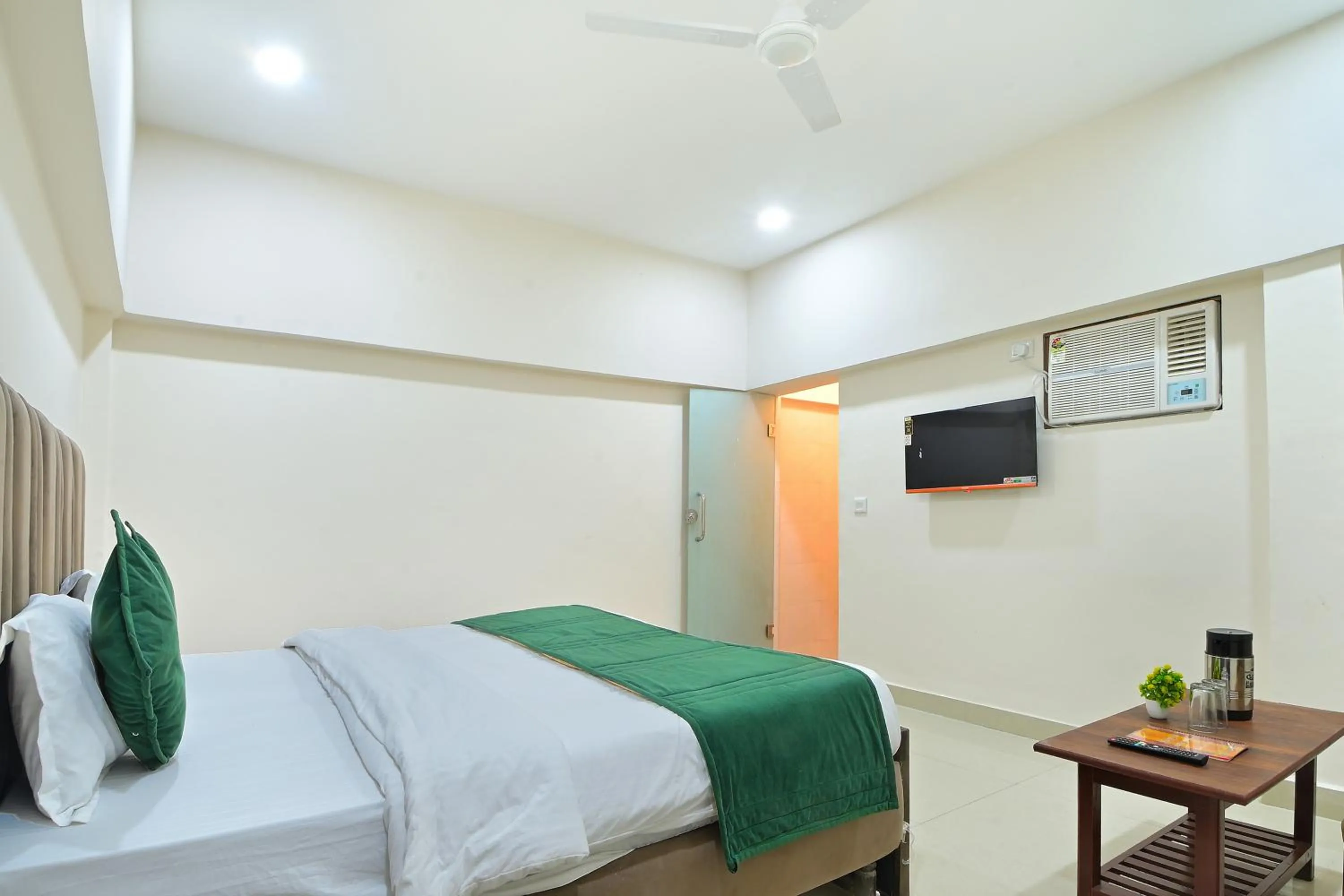Shower, Bed in Hotel Chowdhry-New Delhi Railway Station-2 minutes walk