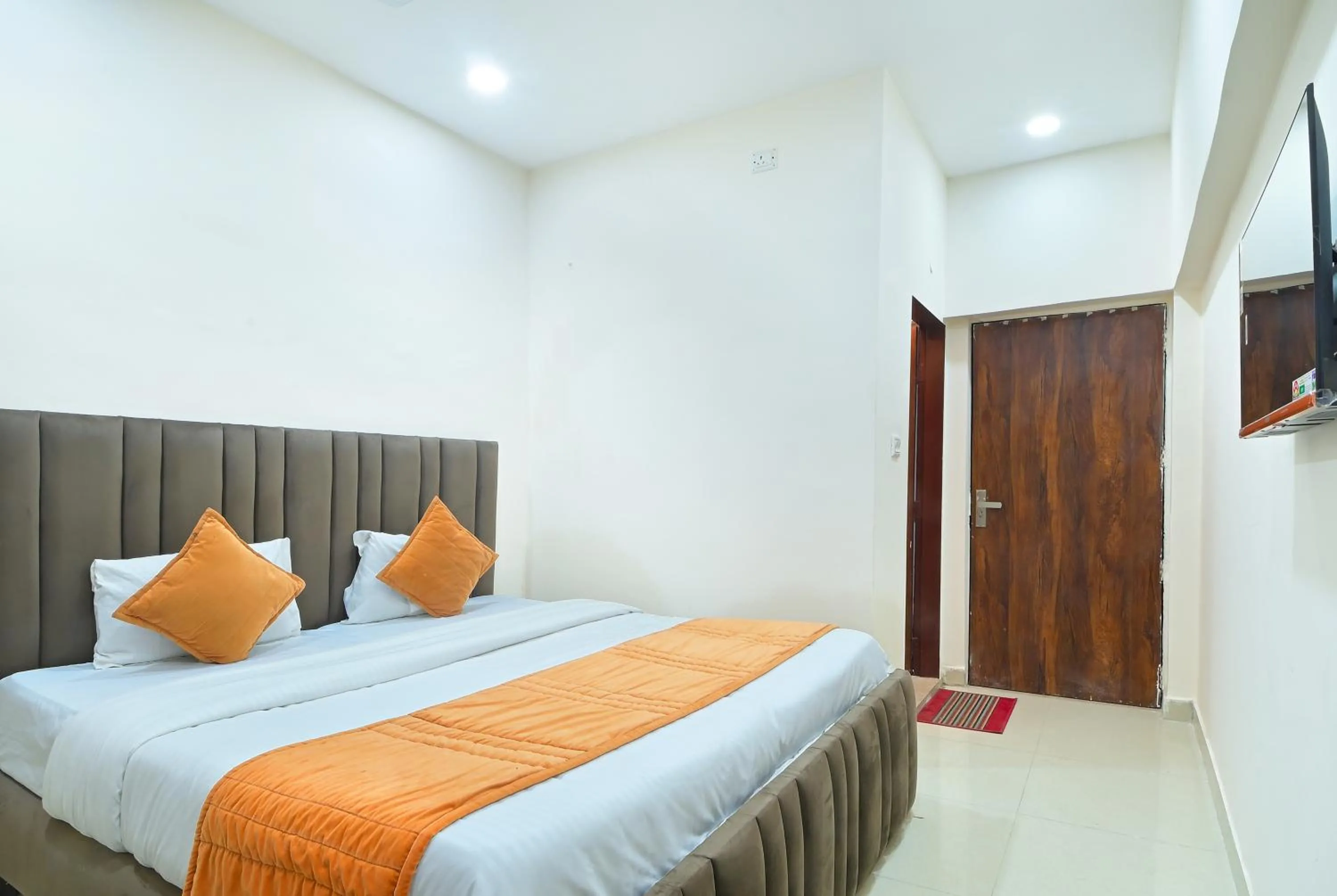 Shower, Bed in Hotel Chowdhry-New Delhi Railway Station-2 minutes walk