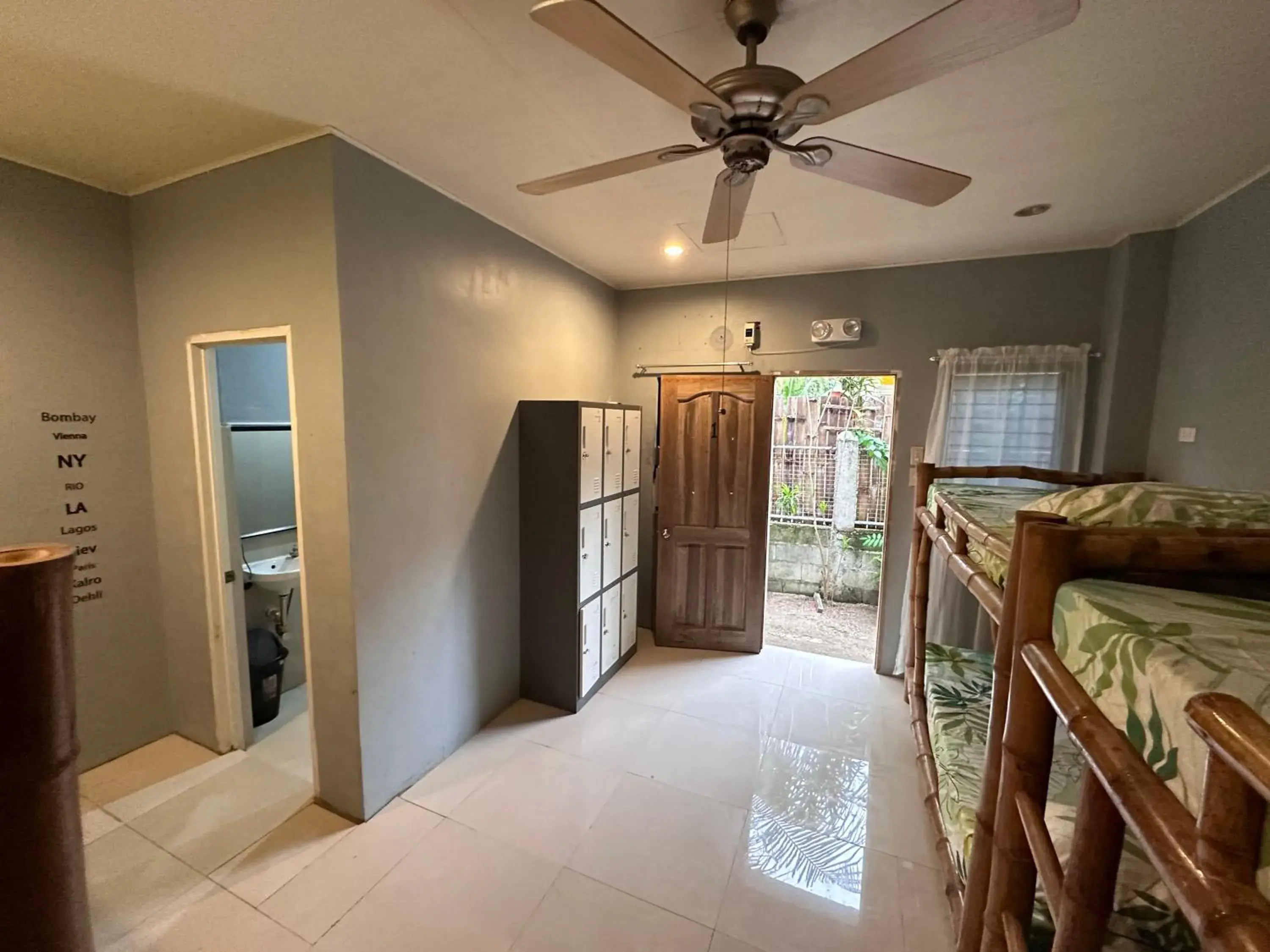 Bed in 6-Bed Mixed Dormitory Room in Lionfish Backpackers Hostel Malapascua Bed in 6-Bed Mixed Dormitory Room in Lionfish Backpackers Hostel Malapascua