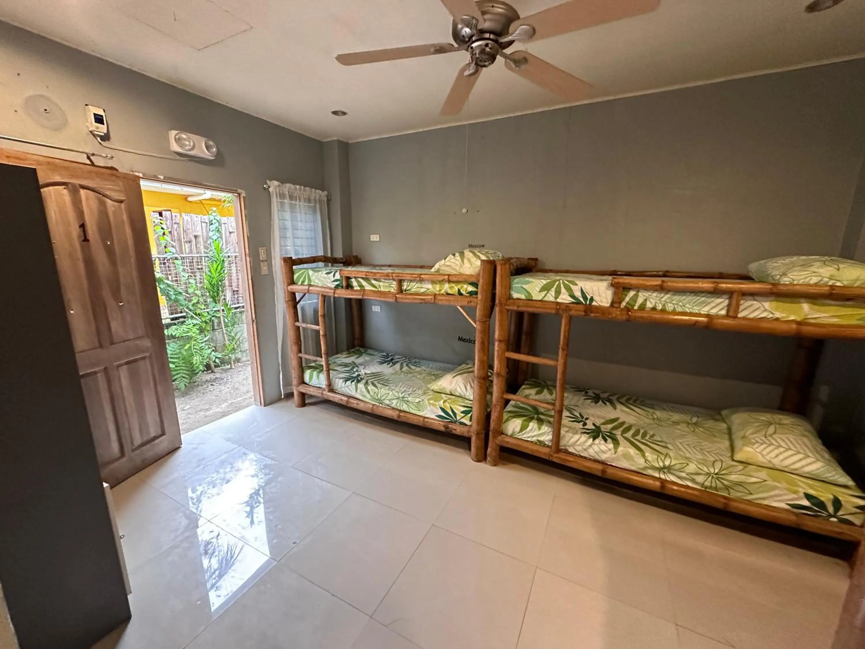 Bed in Lionfish Backpackers Hostel Malapascua