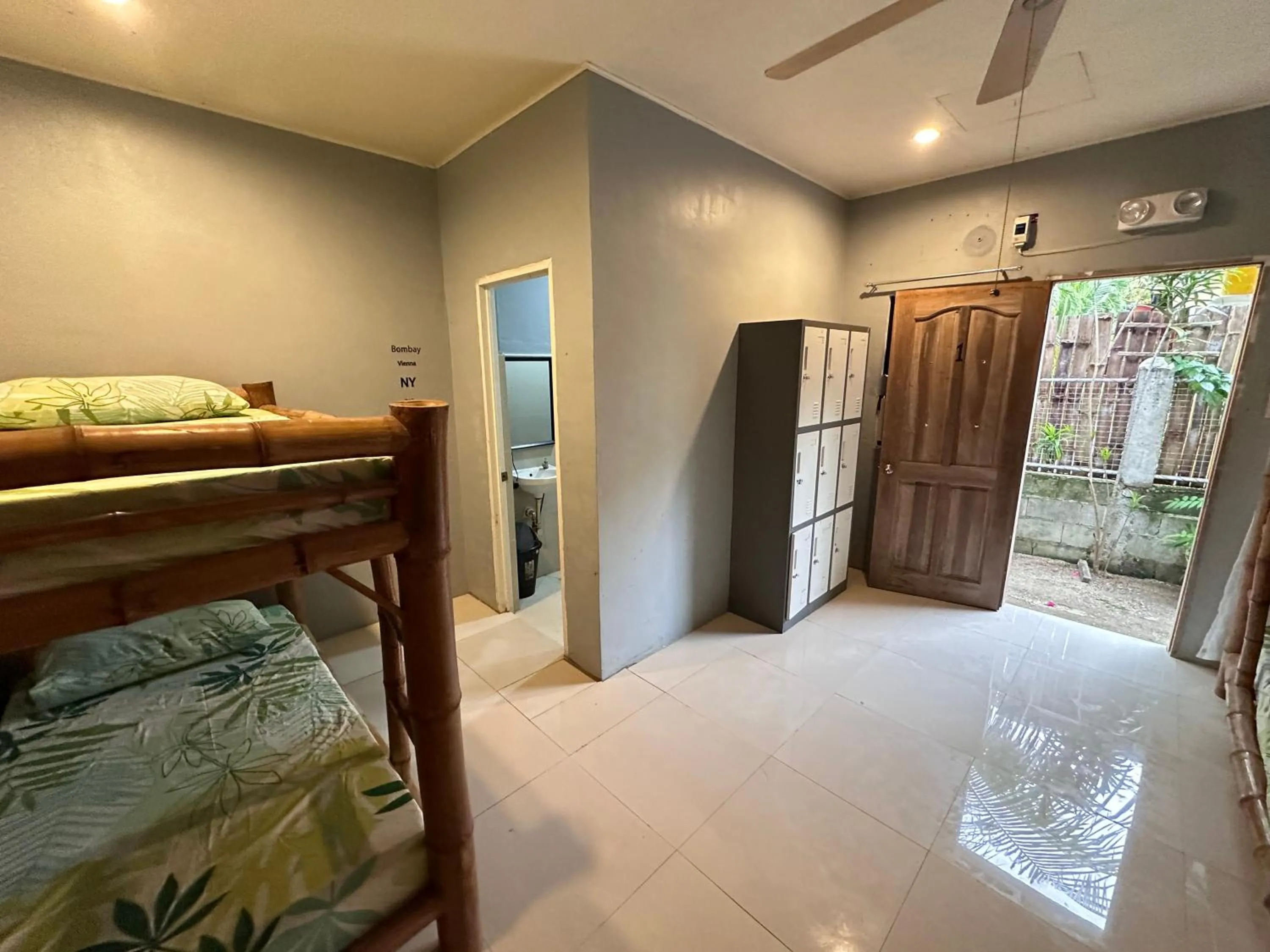 Bed in Lionfish Backpackers Hostel Malapascua