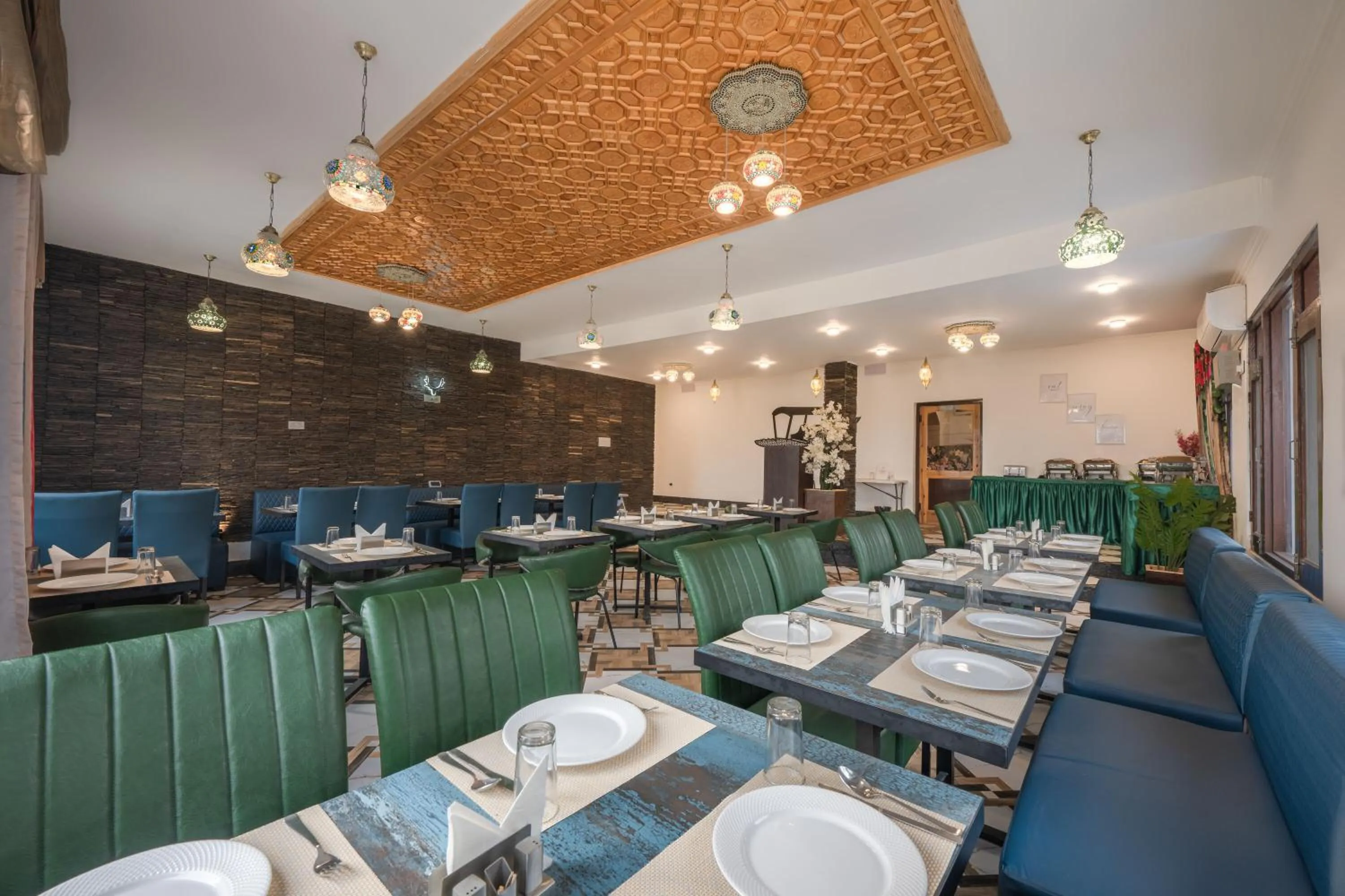 Restaurant/places to eat in Echor Kashmir Holidays Resort Srinagar