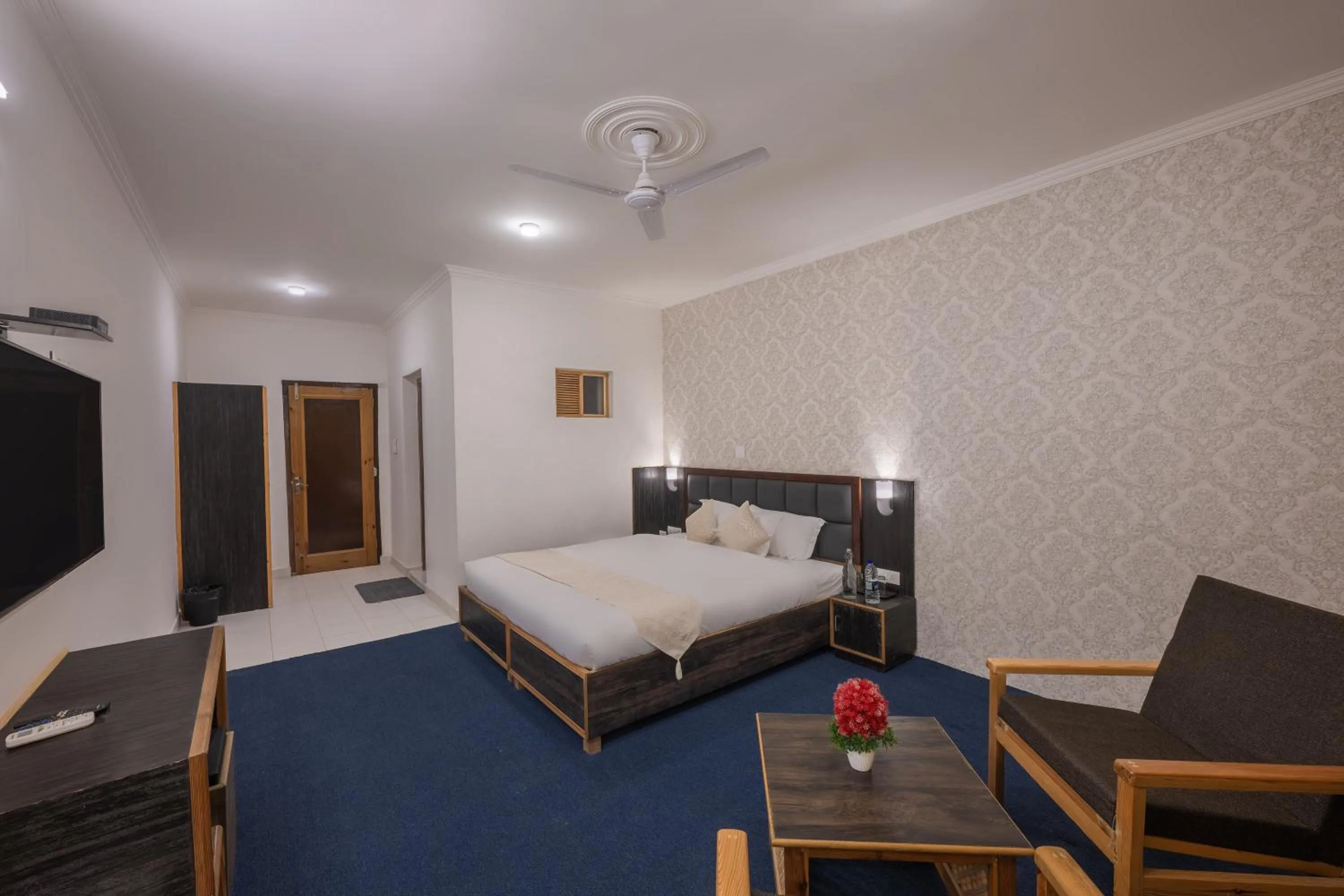 TV and multimedia, Bed in Echor Kashmir Holidays Resort Srinagar