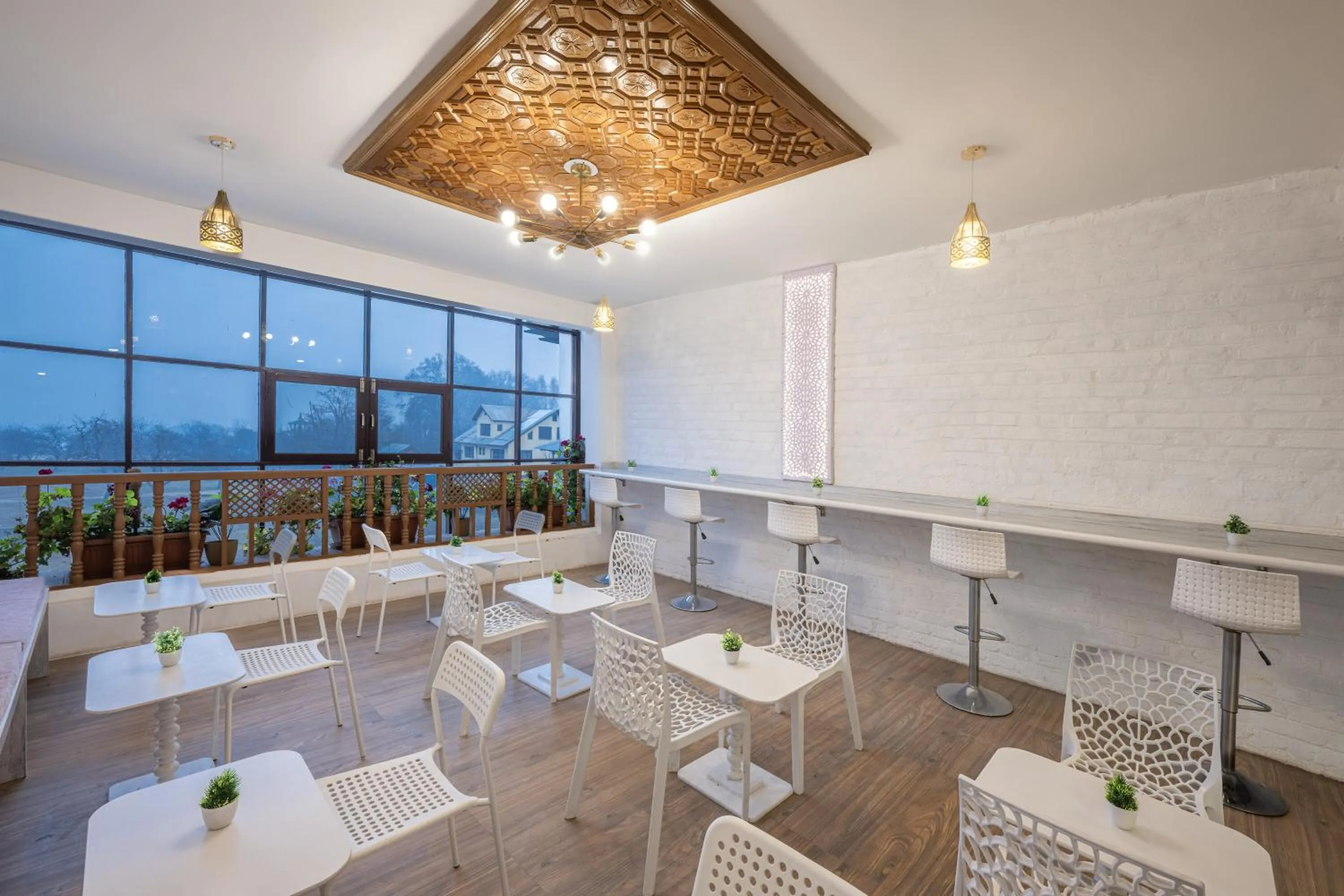 Restaurant/places to eat in Echor Kashmir Holidays Resort Srinagar