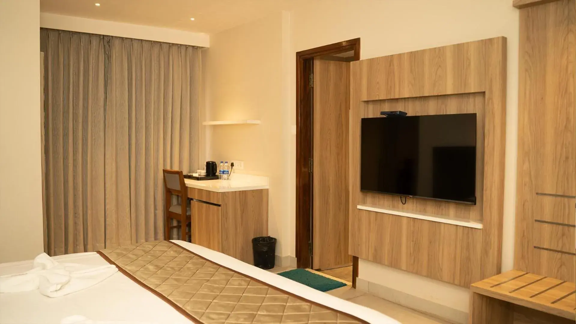 TV and multimedia, Bed in Hotel Devdeep Porvorim TV and multimedia, Bed in Hotel Devdeep Porvorim