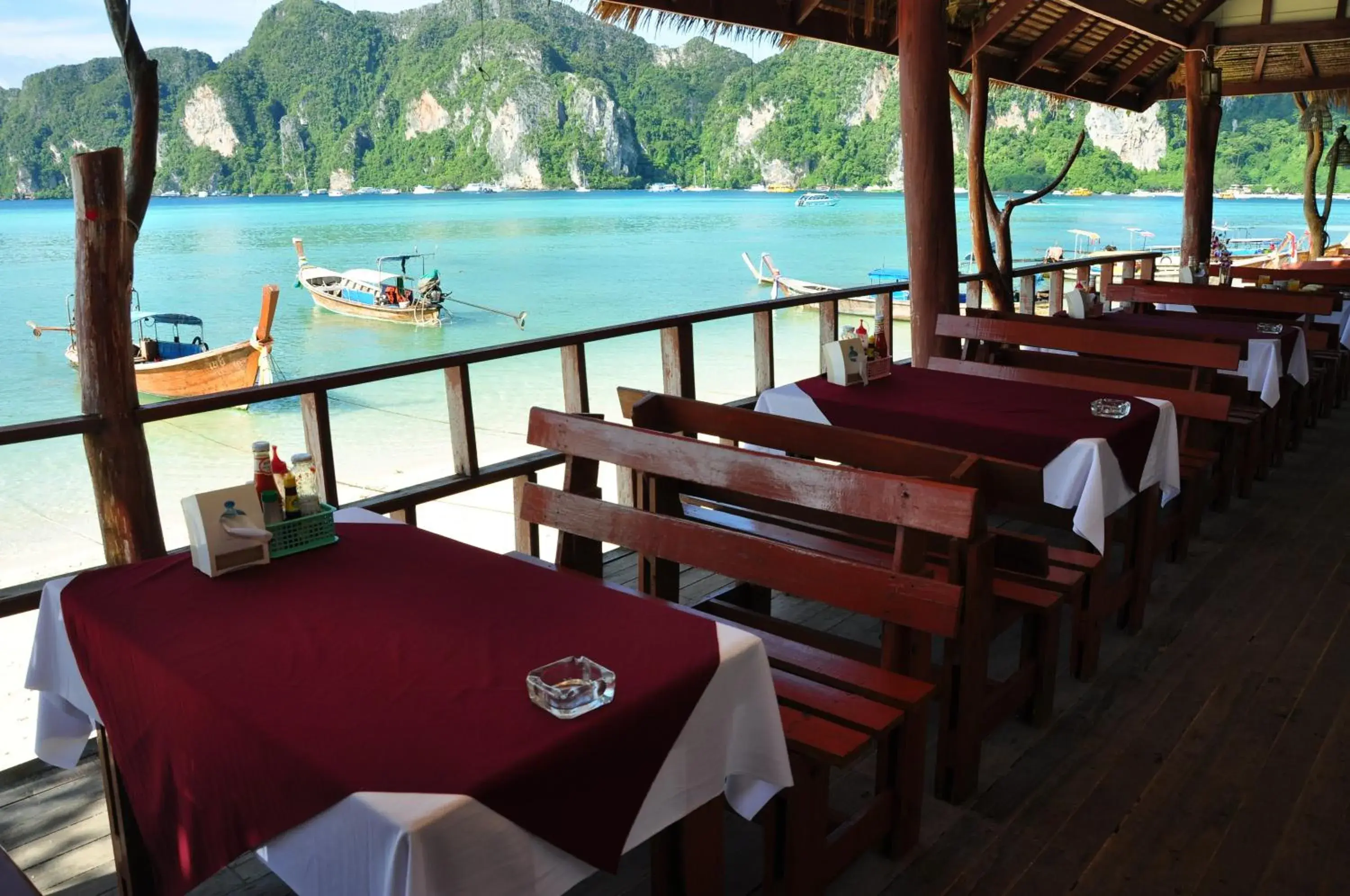 Restaurant/places to eat in Phi Phi Rimlay Resort Restaurant/places to eat in Phi Phi Rimlay Resort