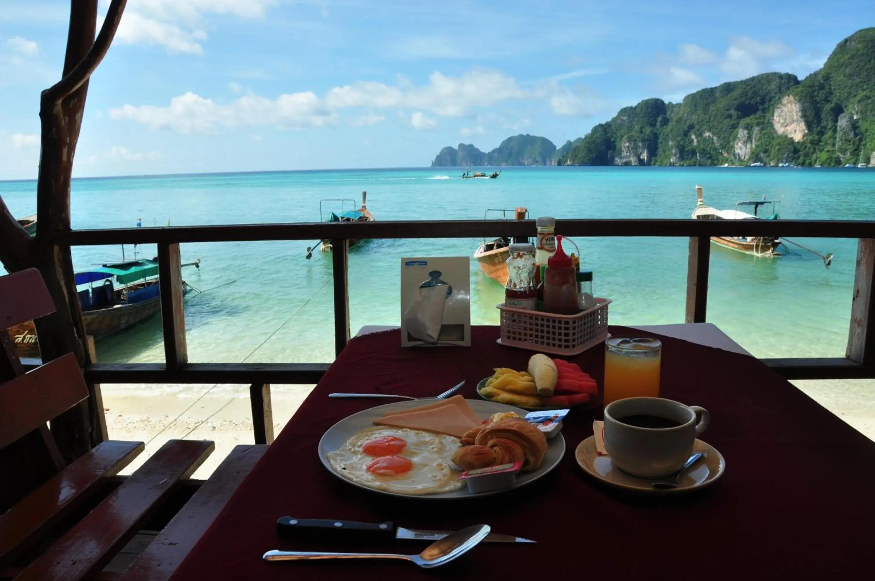 Restaurant/places to eat in Phi Phi Rimlay Resort Restaurant/places to eat in Phi Phi Rimlay Resort