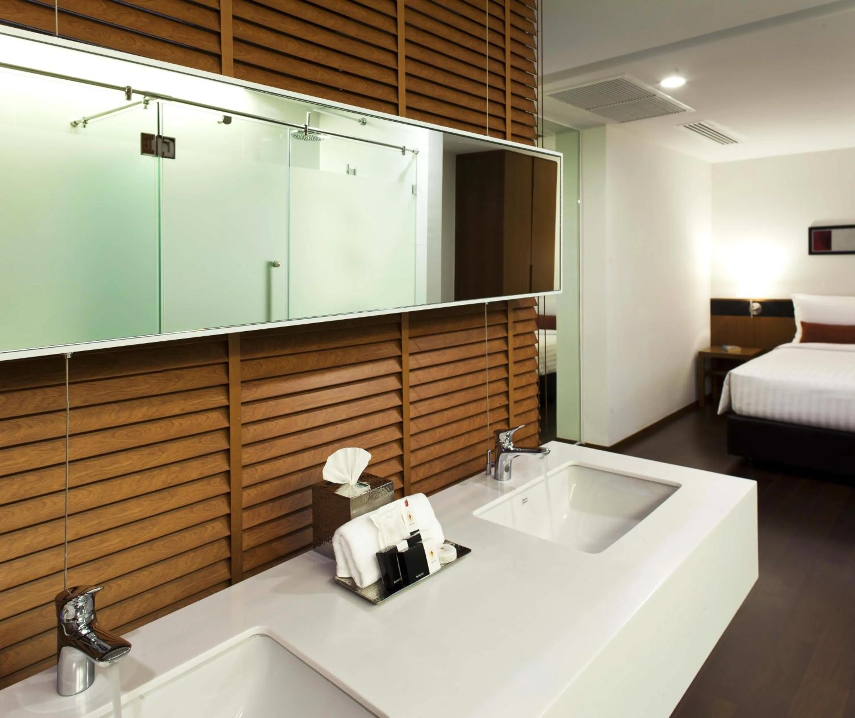 Bathroom, Bed in Eastin Tan Hotel Chiang Mai