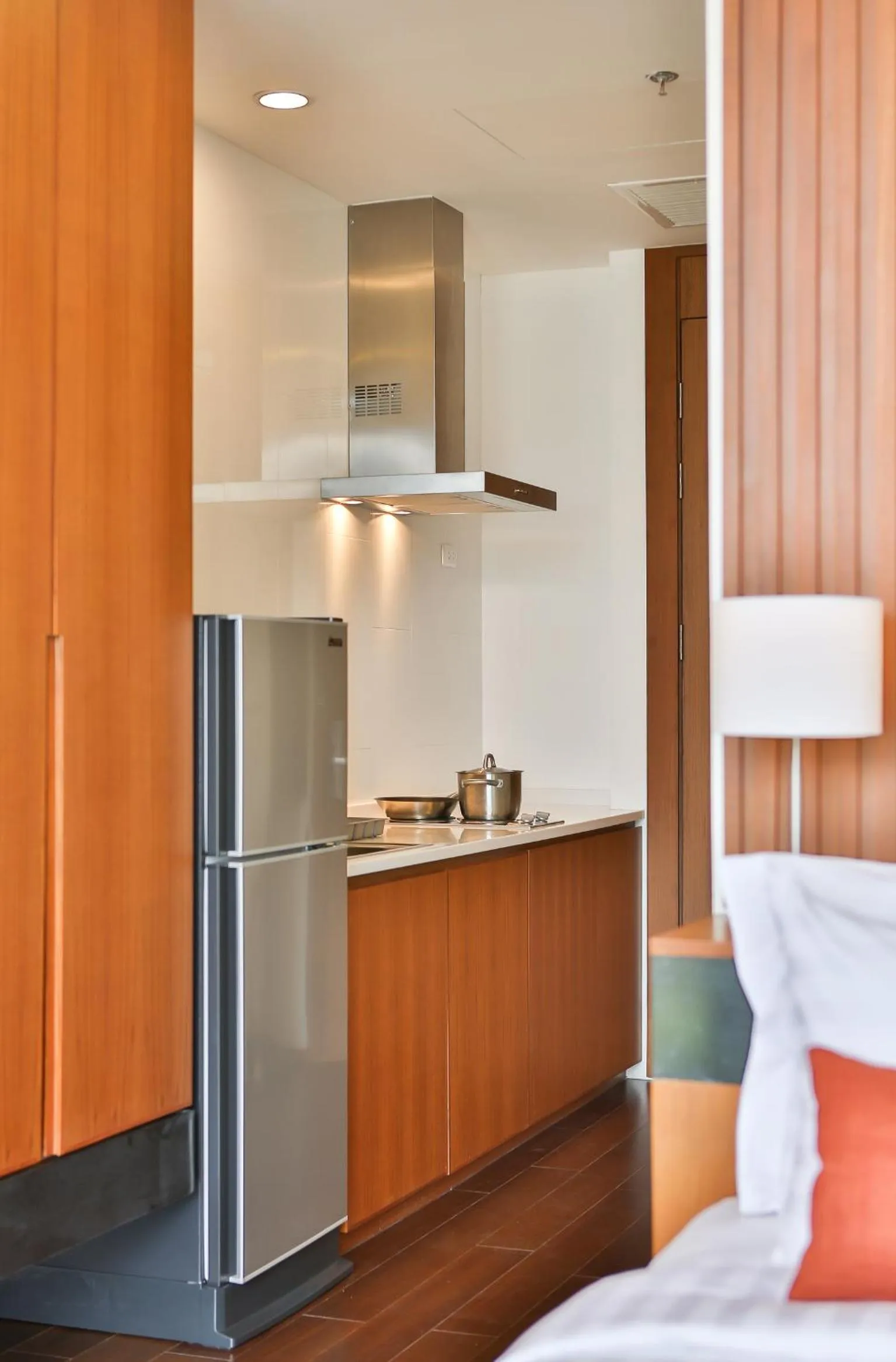 Kitchen or kitchenette, Bed in Eastin Tan Hotel Chiang Mai