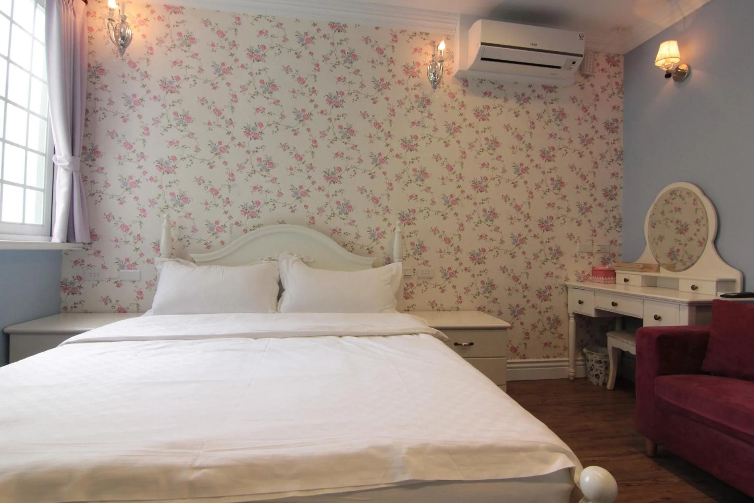 Photo of the whole room, Bed in Beautiful Life B&B